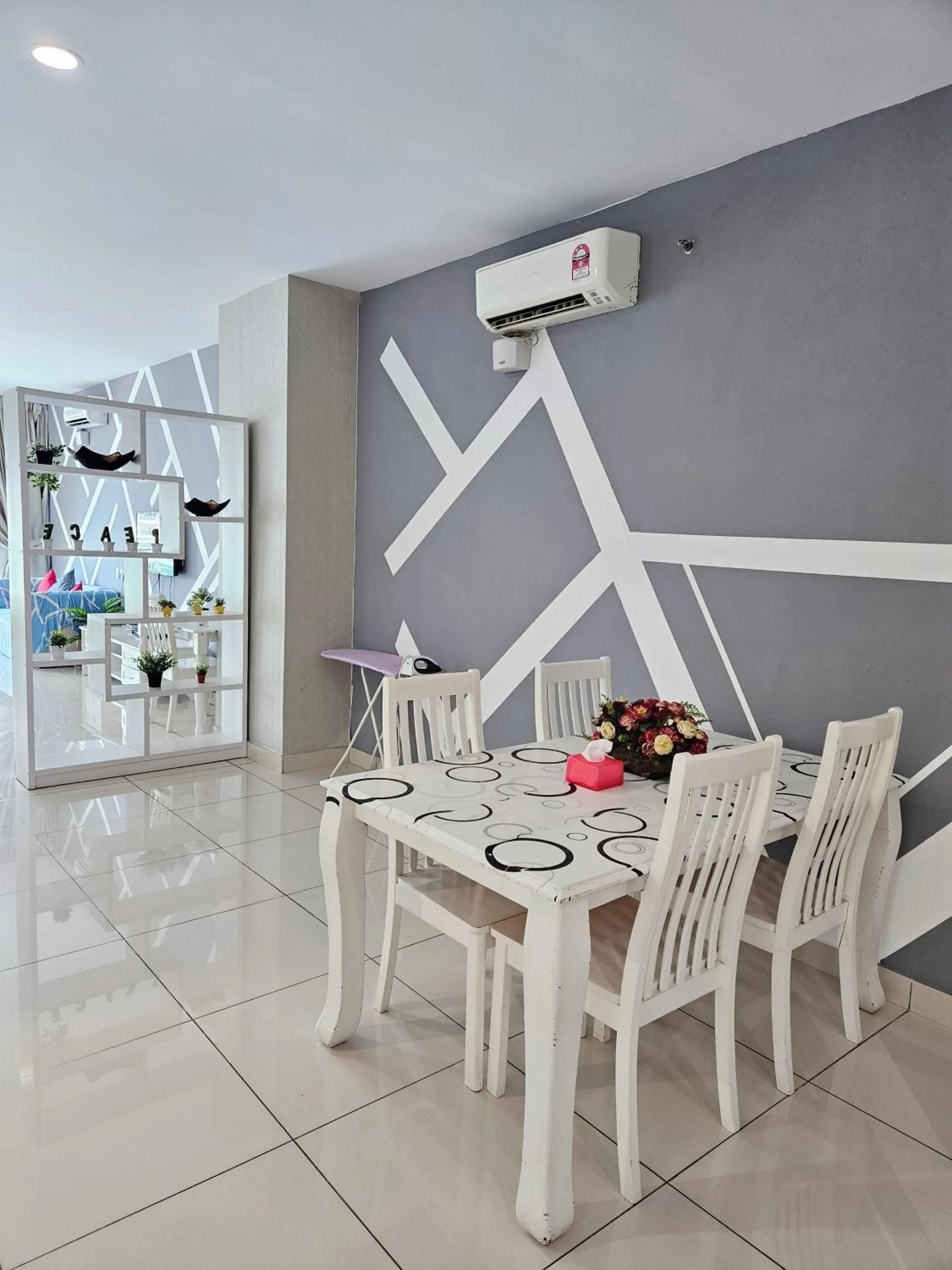 Dining area in Mansion One by Sky Hive