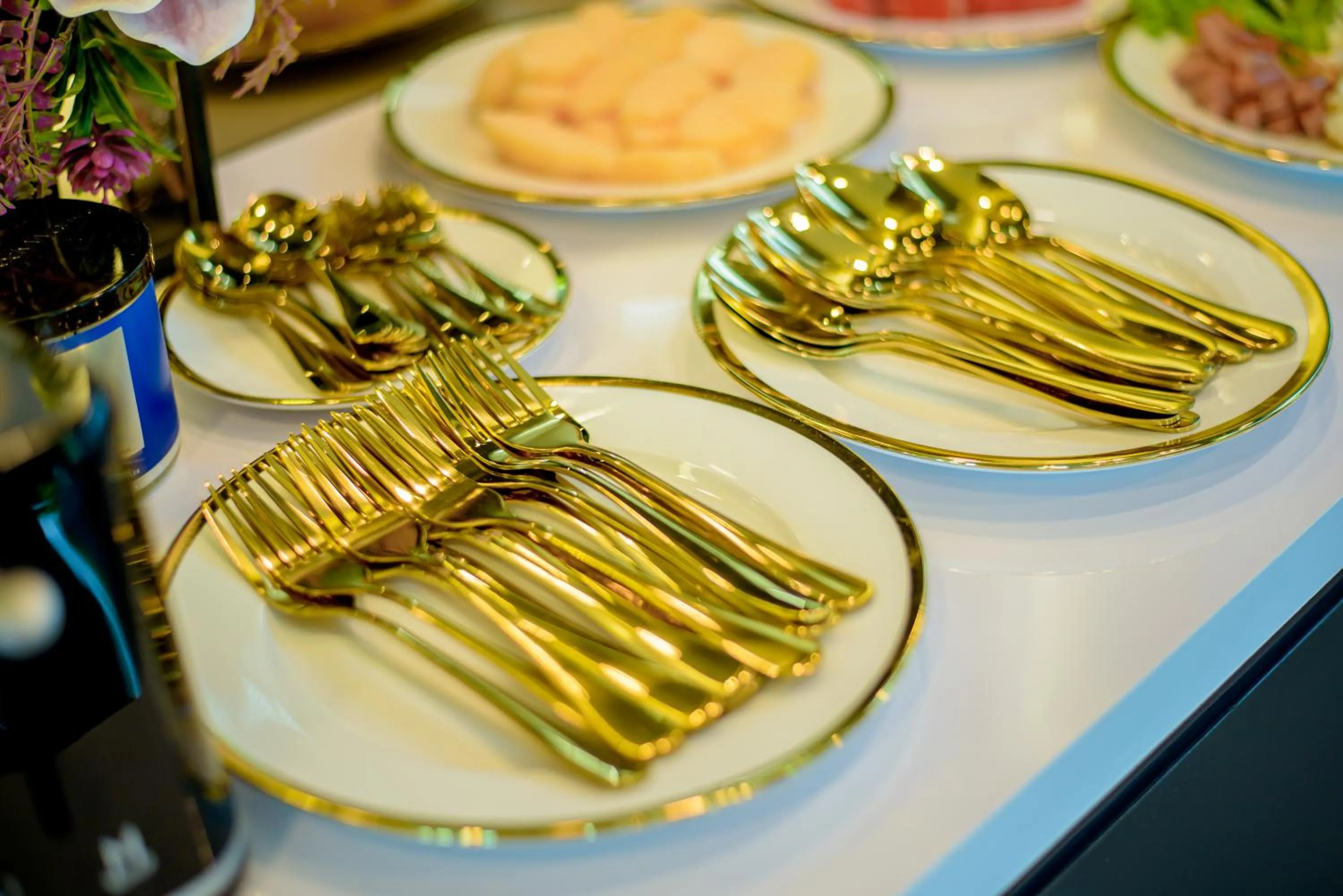 Restaurant/places to eat in The Living Hotel SamutPrakan