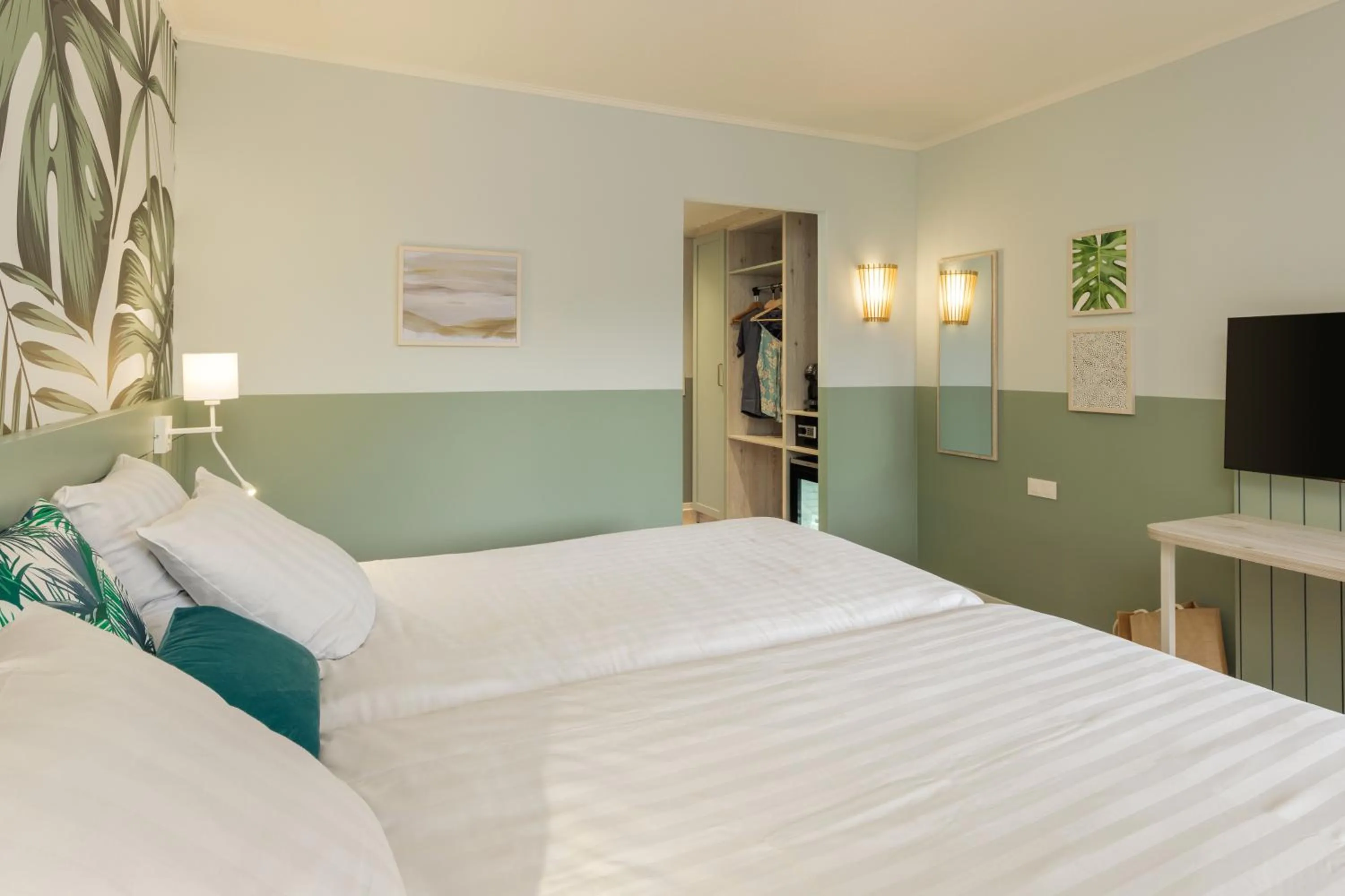 Bedroom, Bed in Hotel De Vossemeren by Center Parcs