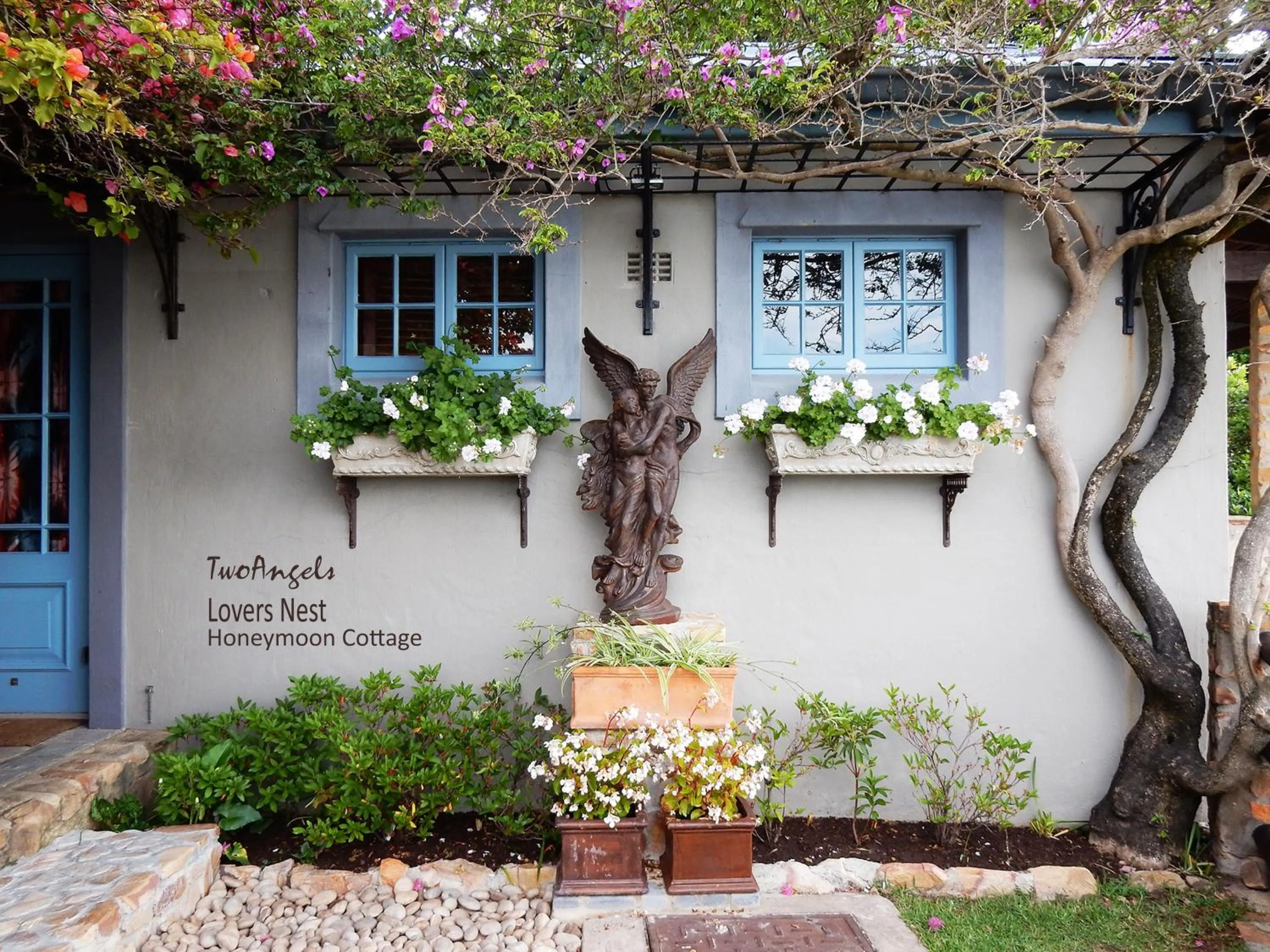 Facade/entrance in TwoAngels