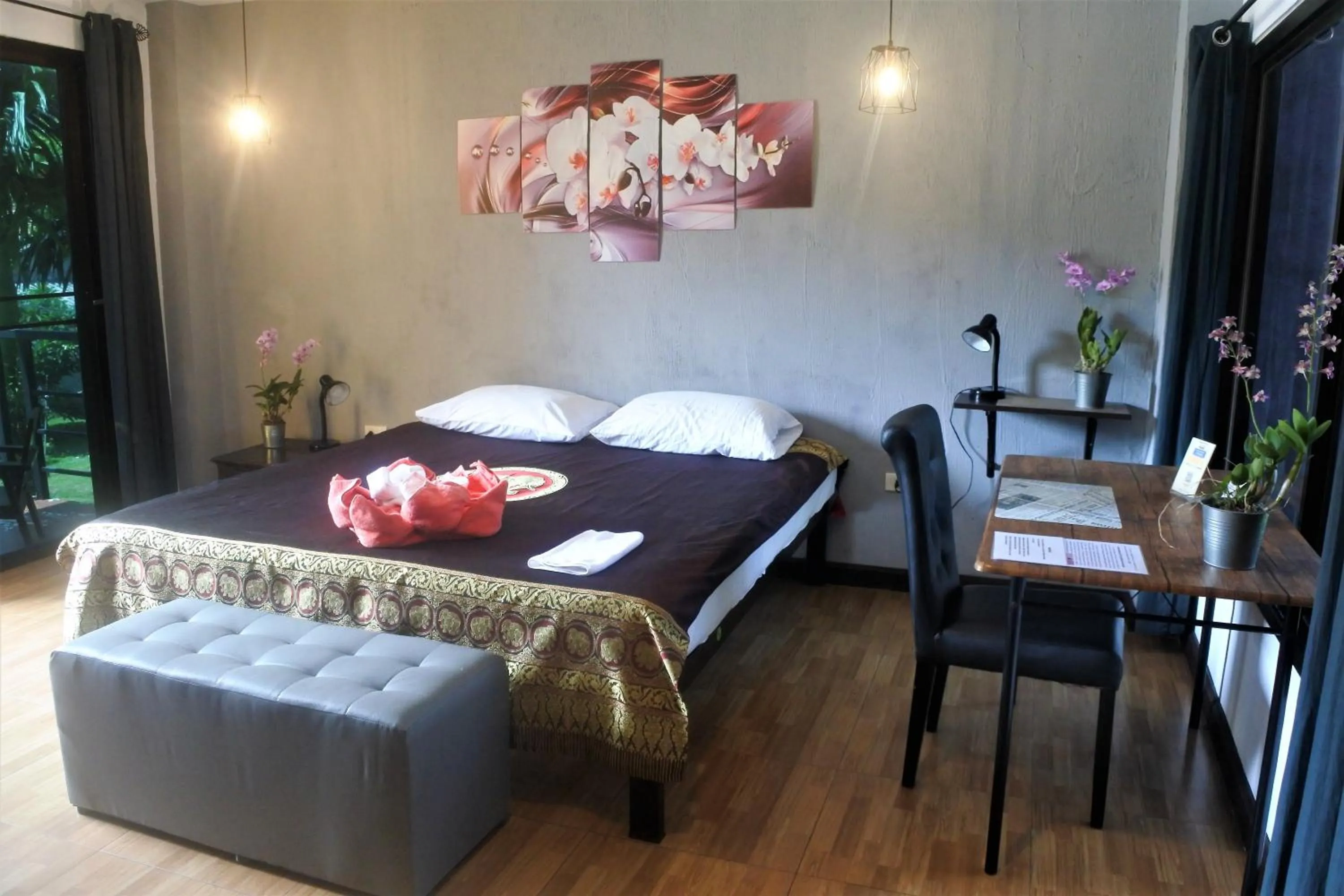 Photo of the whole room, Bed in Hi Karon Beach