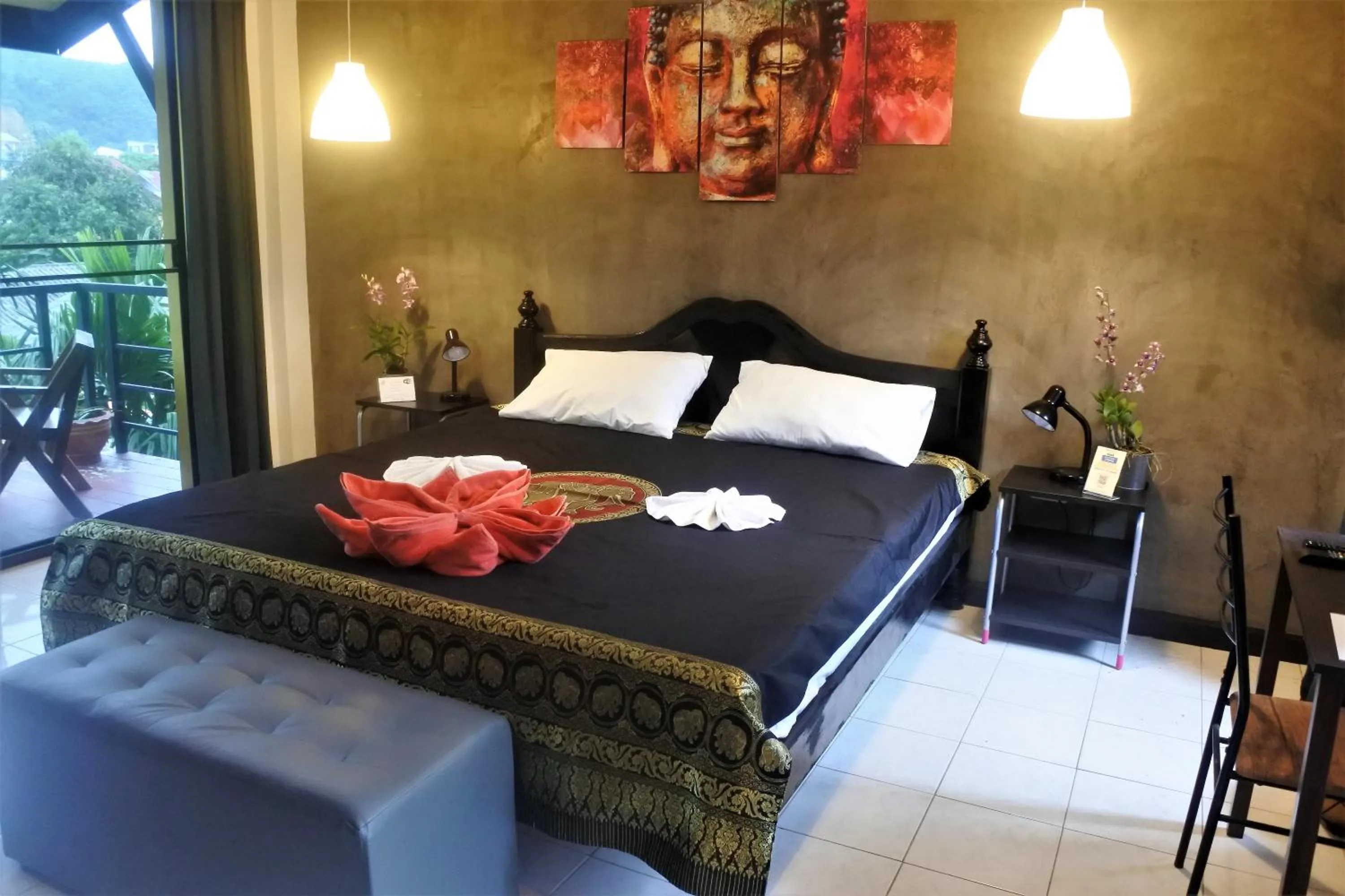 Photo of the whole room, Bed in Hi Karon Beach