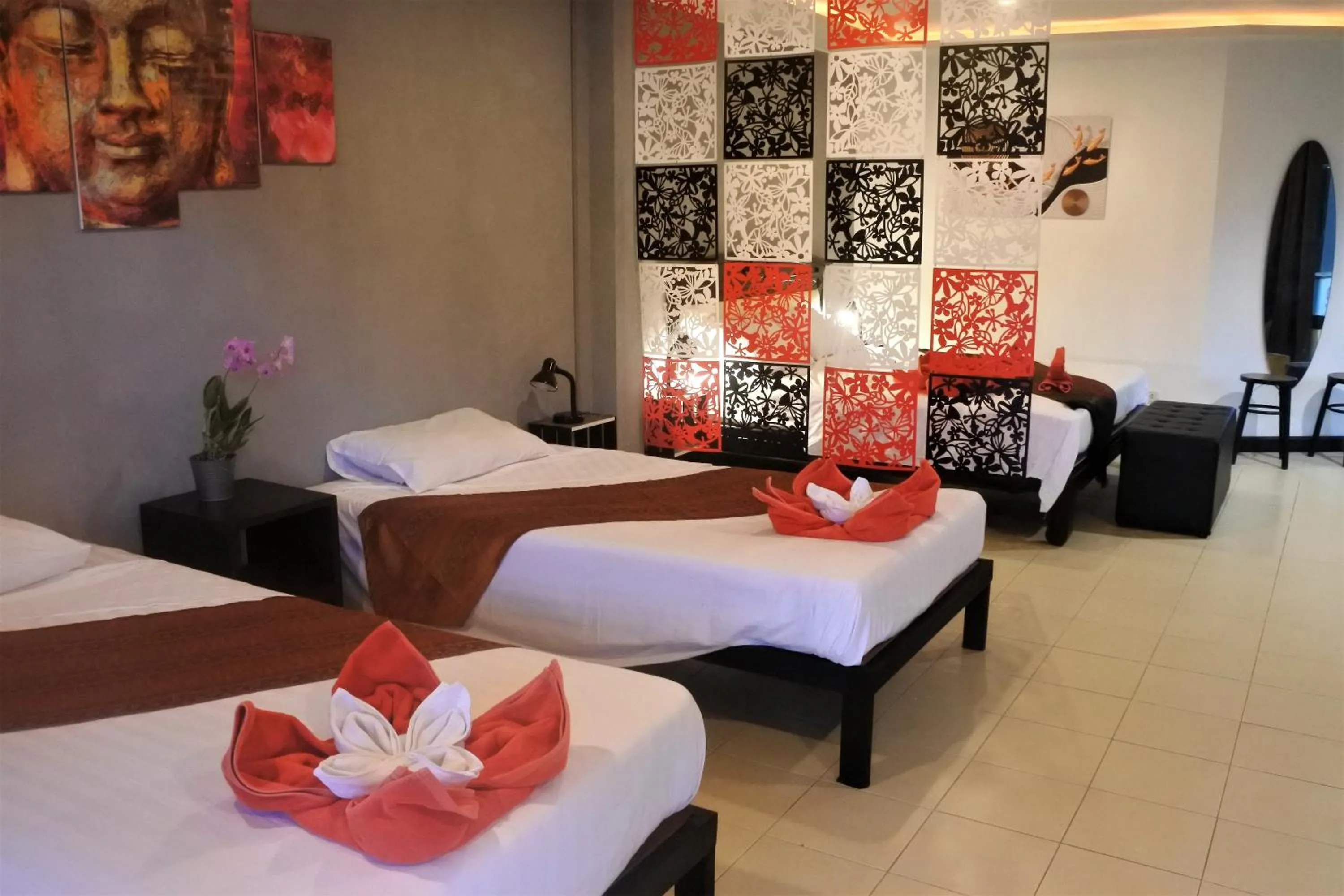 Photo of the whole room, Bed in Hi Karon Beach