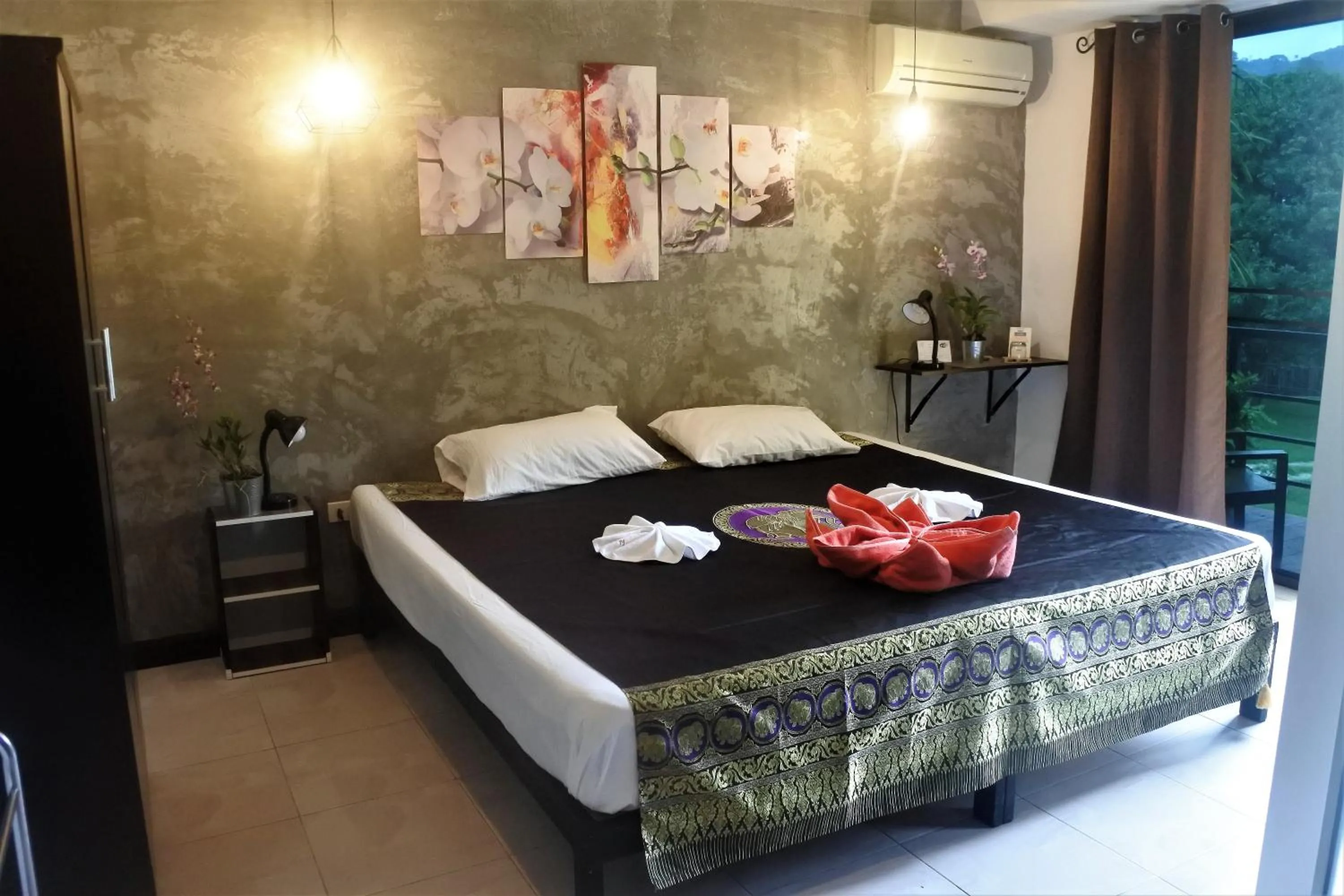 Photo of the whole room, Bed in Hi Karon Beach