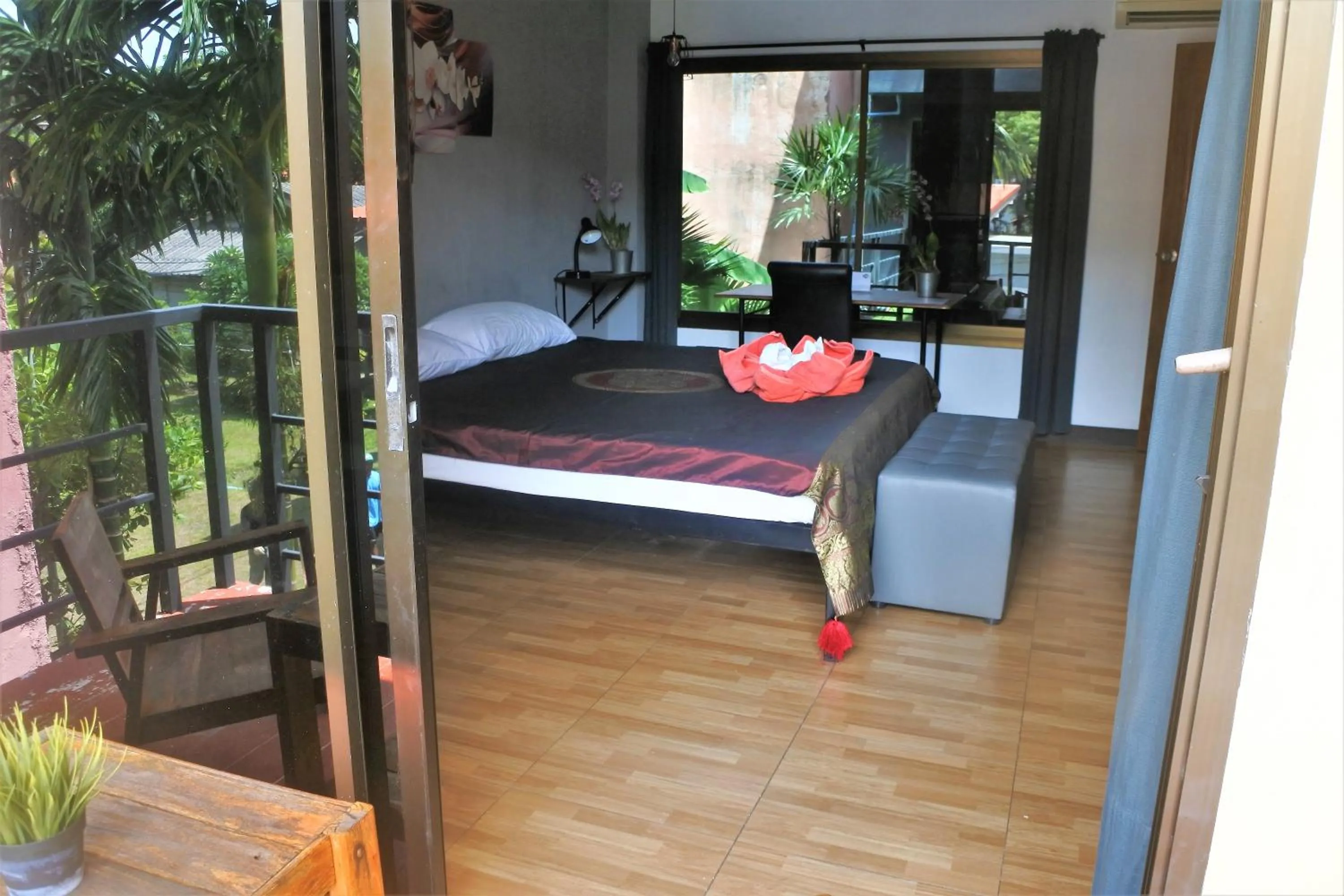 Photo of the whole room, Bed in Hi Karon Beach
