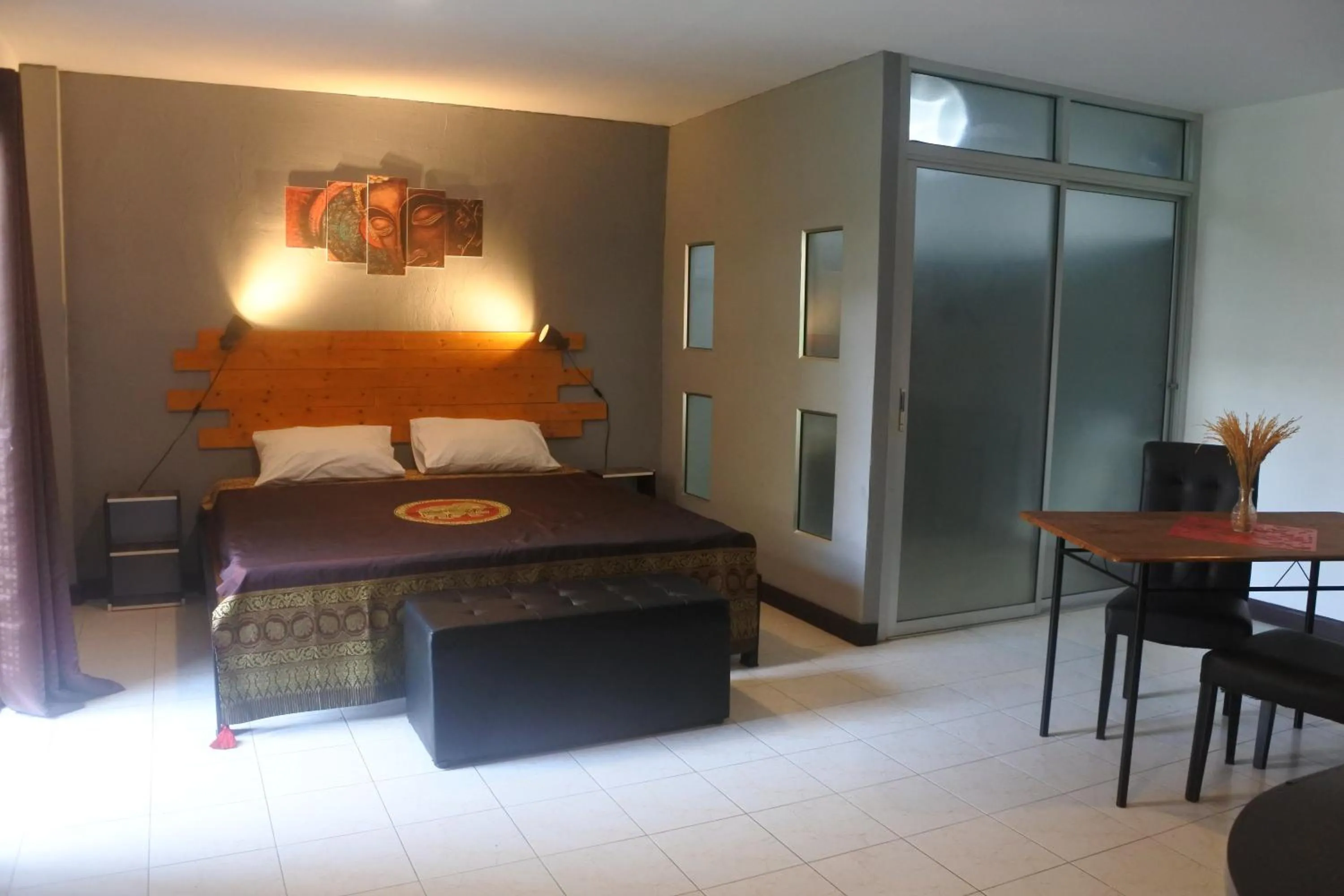 Photo of the whole room, Bed in Hi Karon Beach