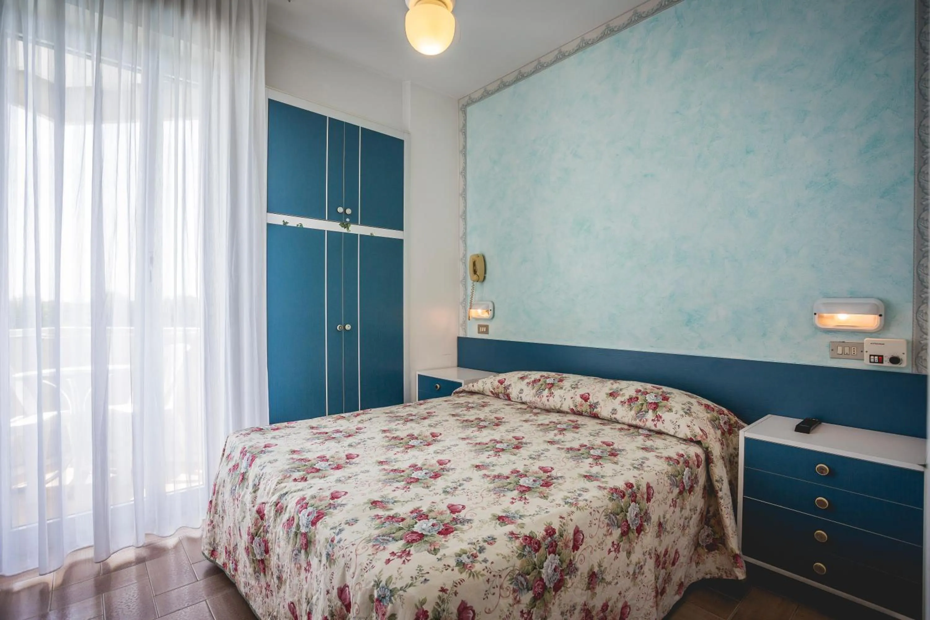 TV and multimedia, Bed in Hotel Raffaello