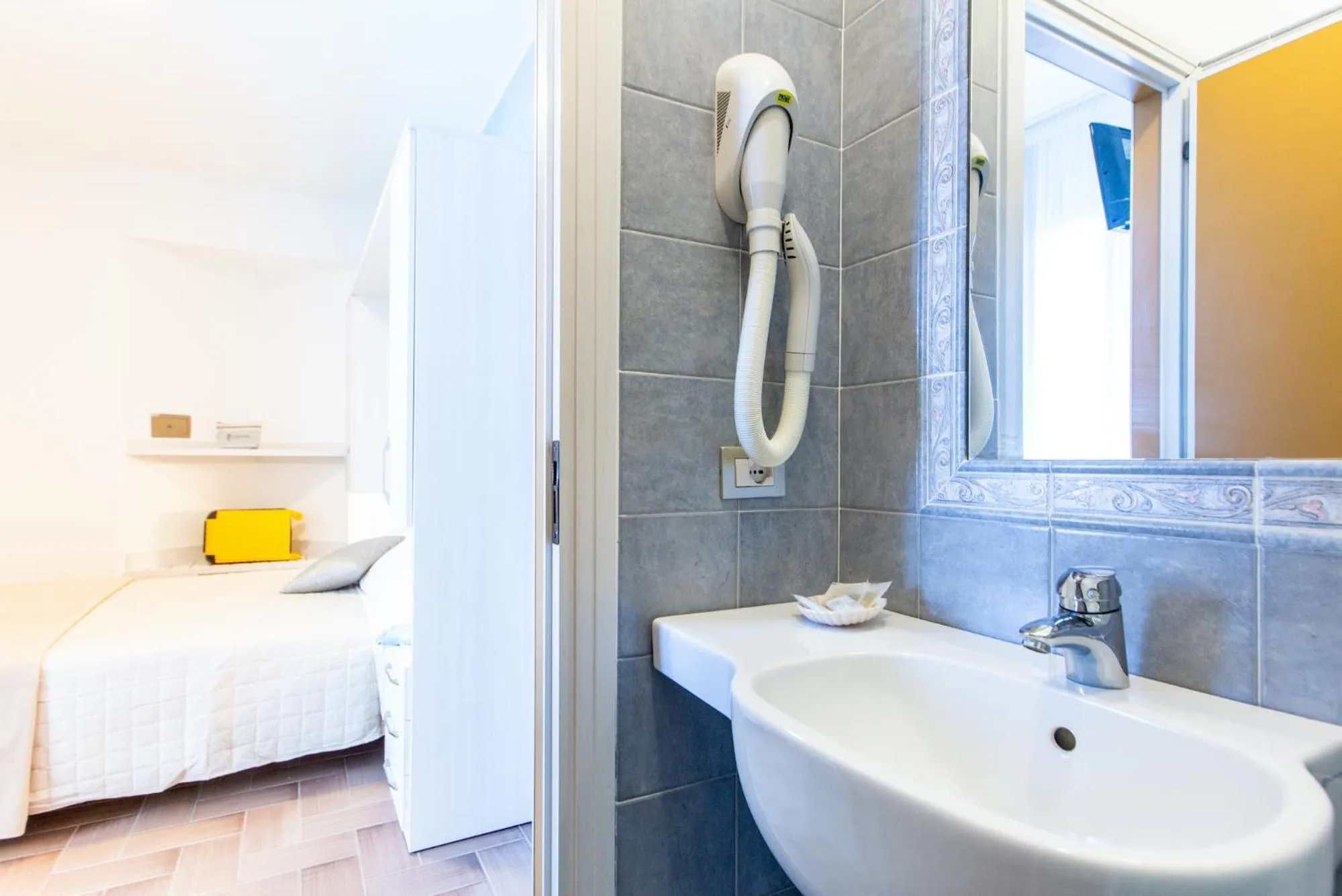 Bathroom, Bed in Hotel Raffaello