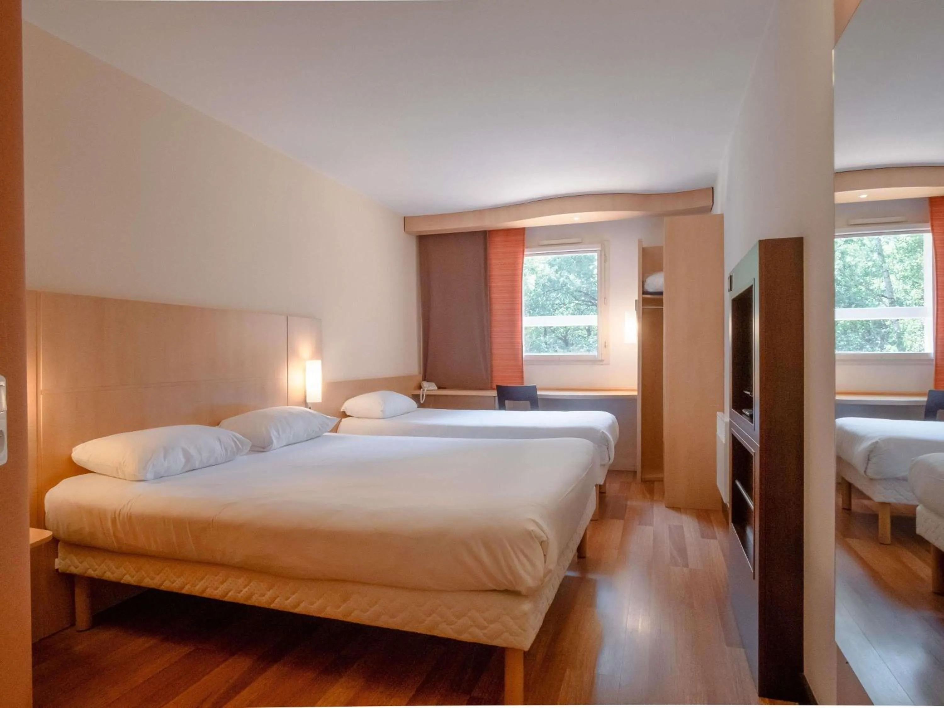 Bedroom, Bed in ibis Montauban