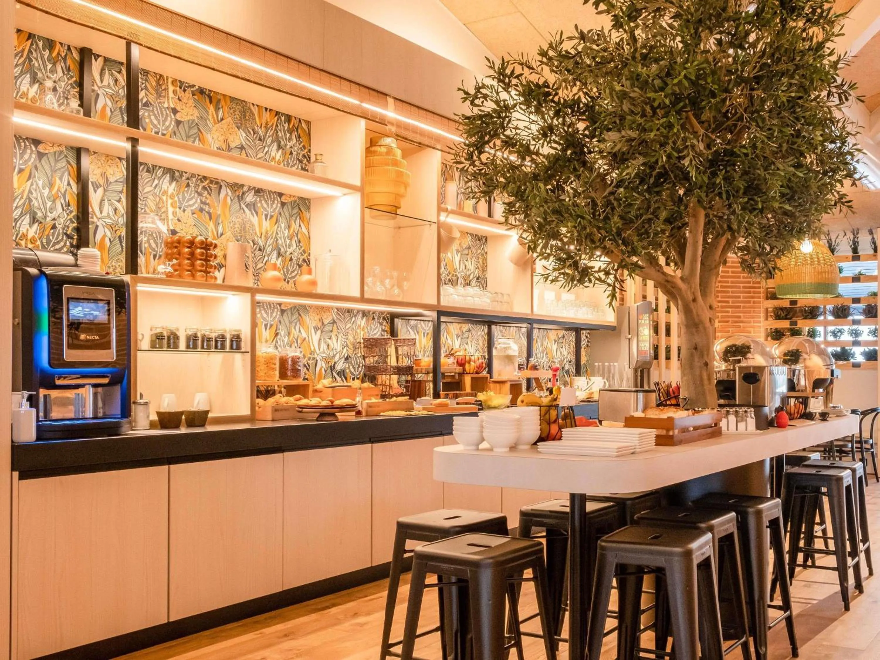 Restaurant/places to eat in ibis Montauban