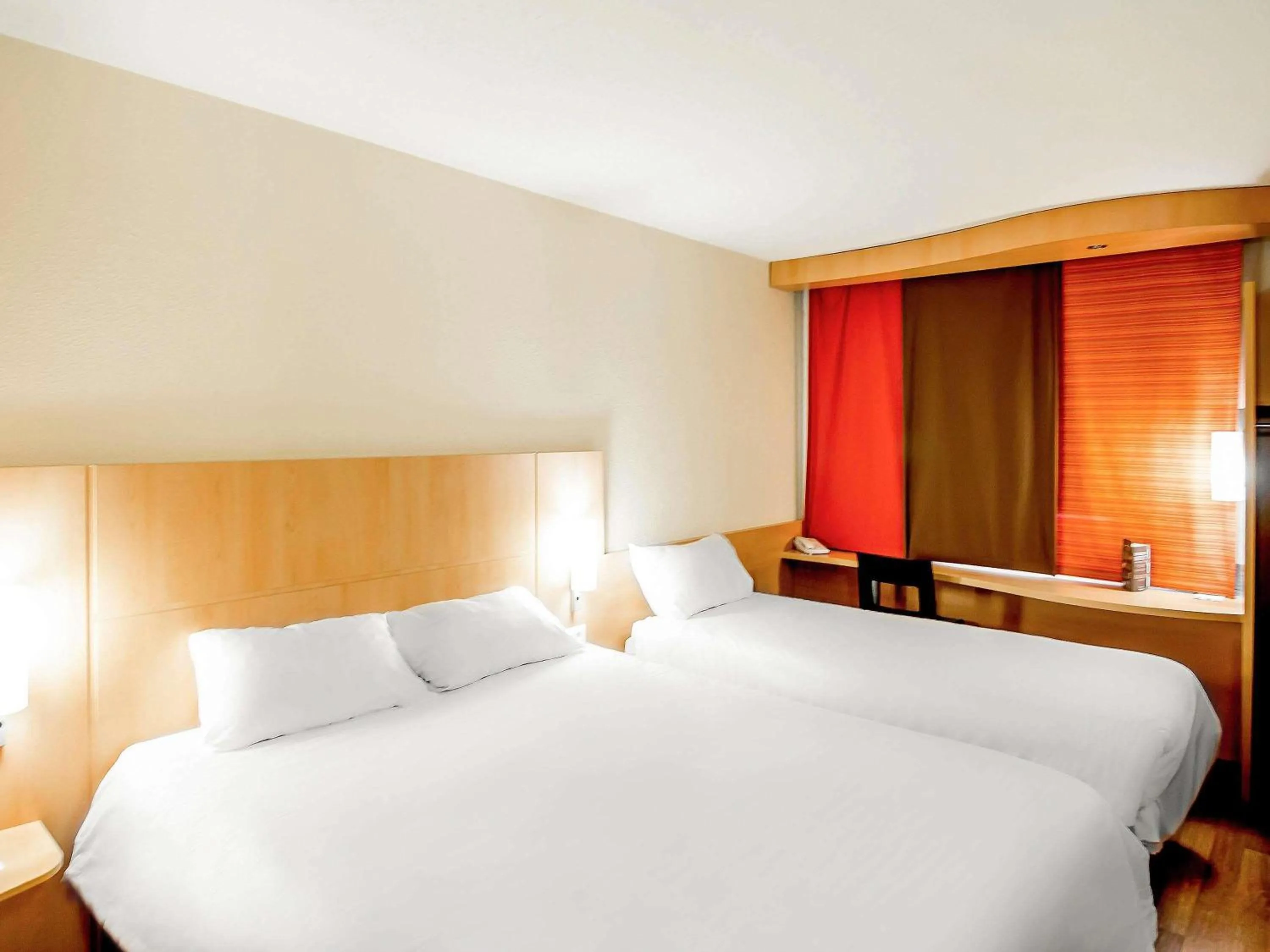 Bedroom, Bed in ibis Montauban