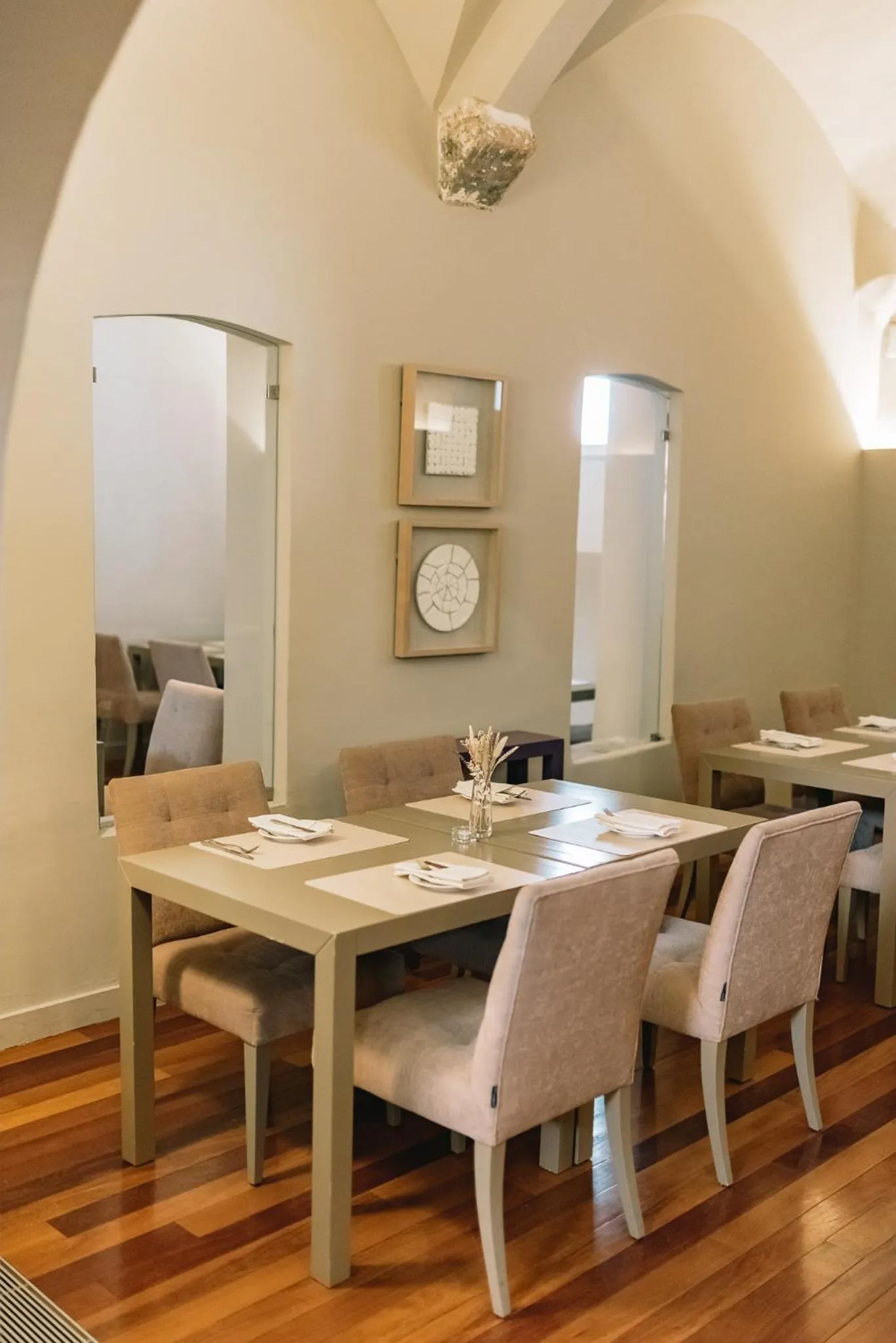 Restaurant/places to eat in M'AR De AR Aqueduto