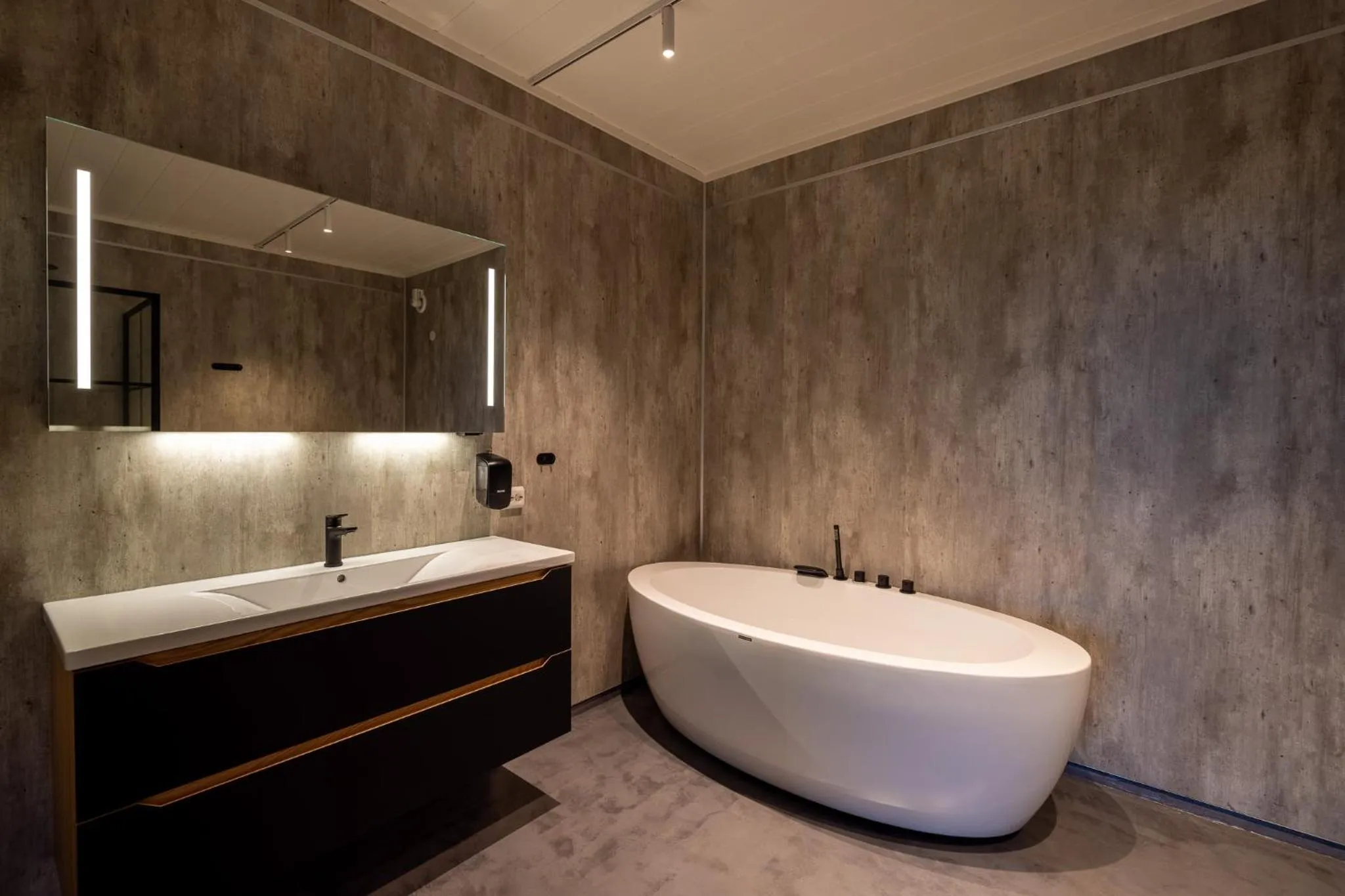 Bath in Aurora Borealis Observatory