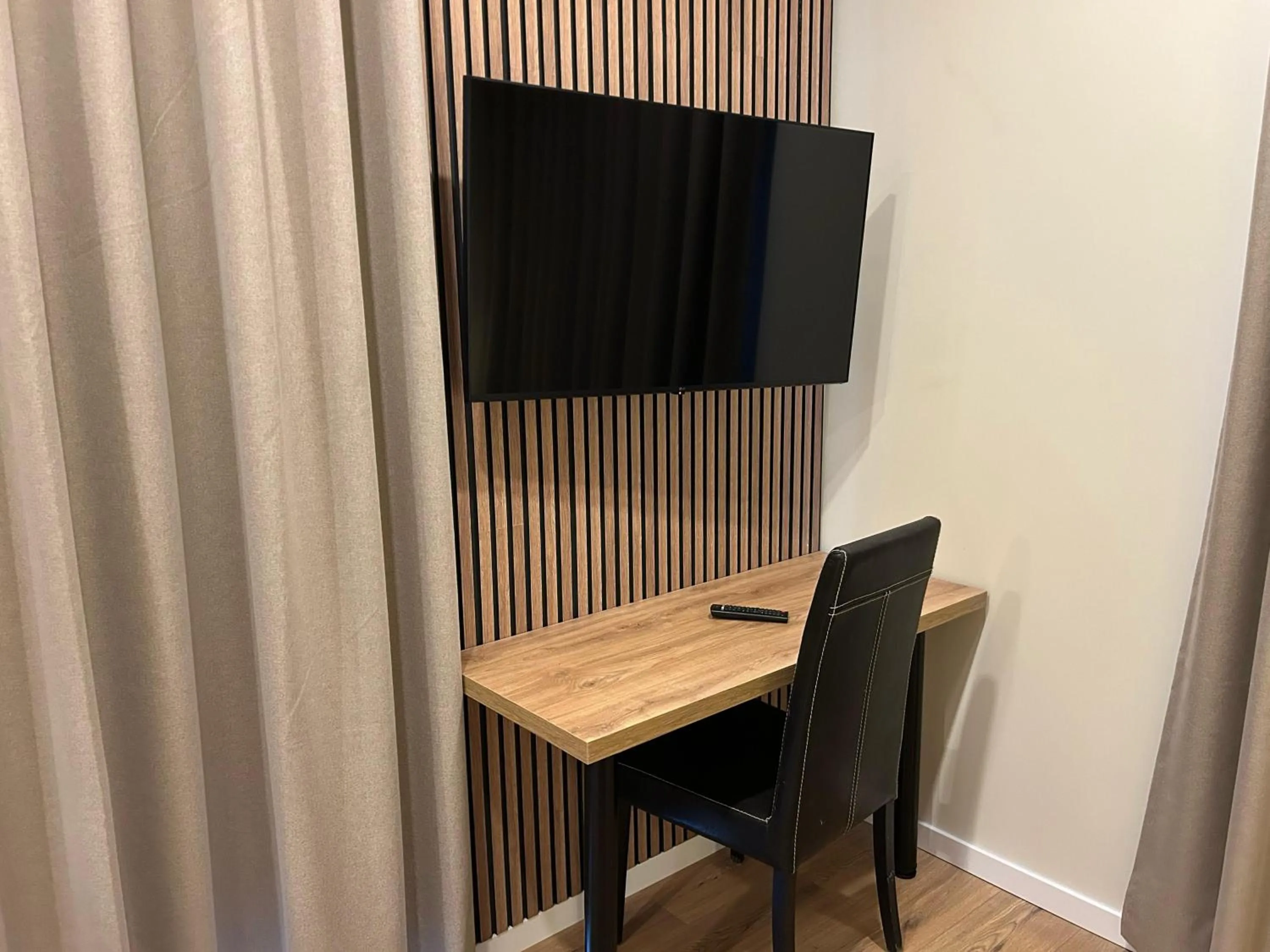 Communal lounge/ TV room in Hotel Caldas Internacional