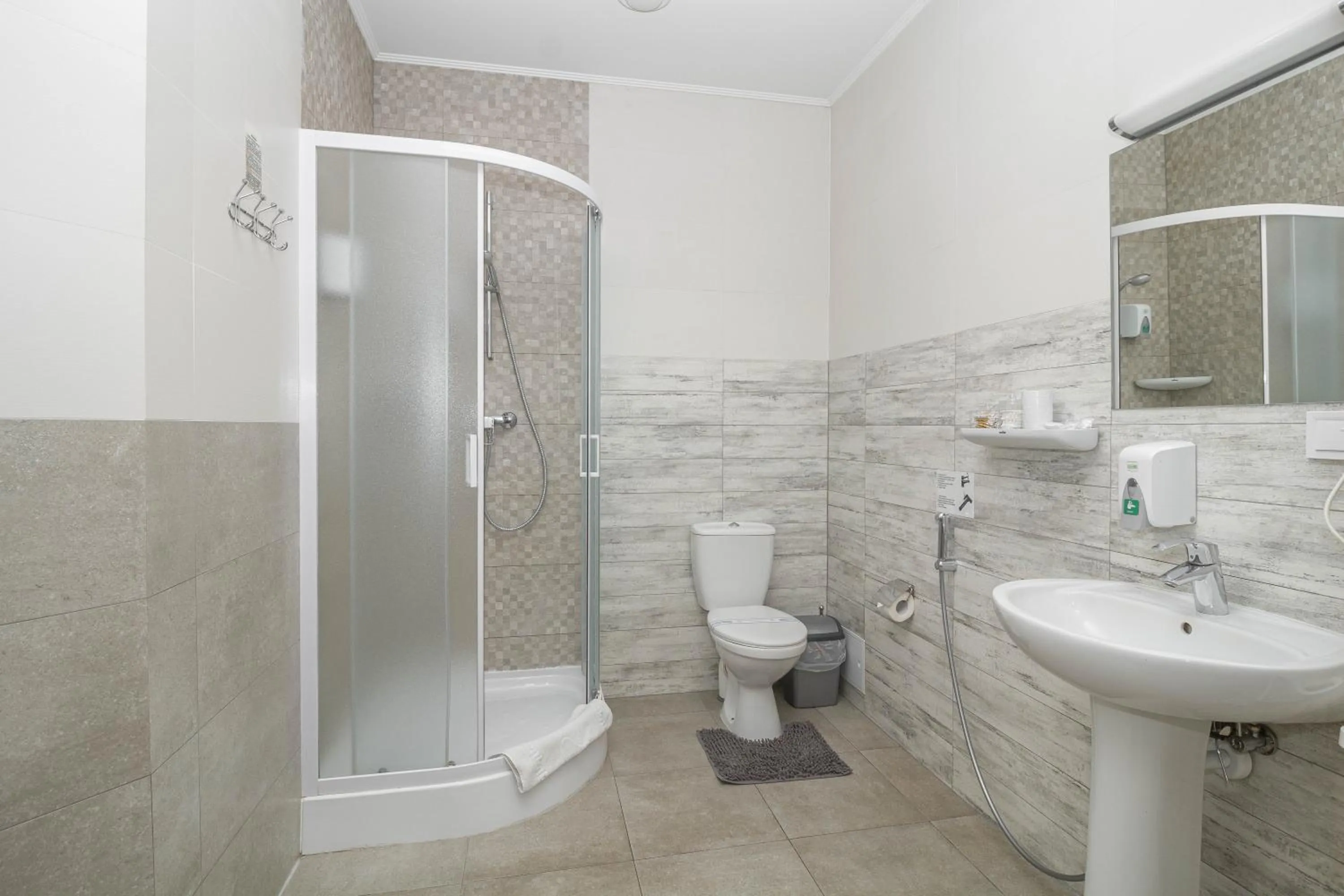 Shower in Opera Passage Hotel & Apartments