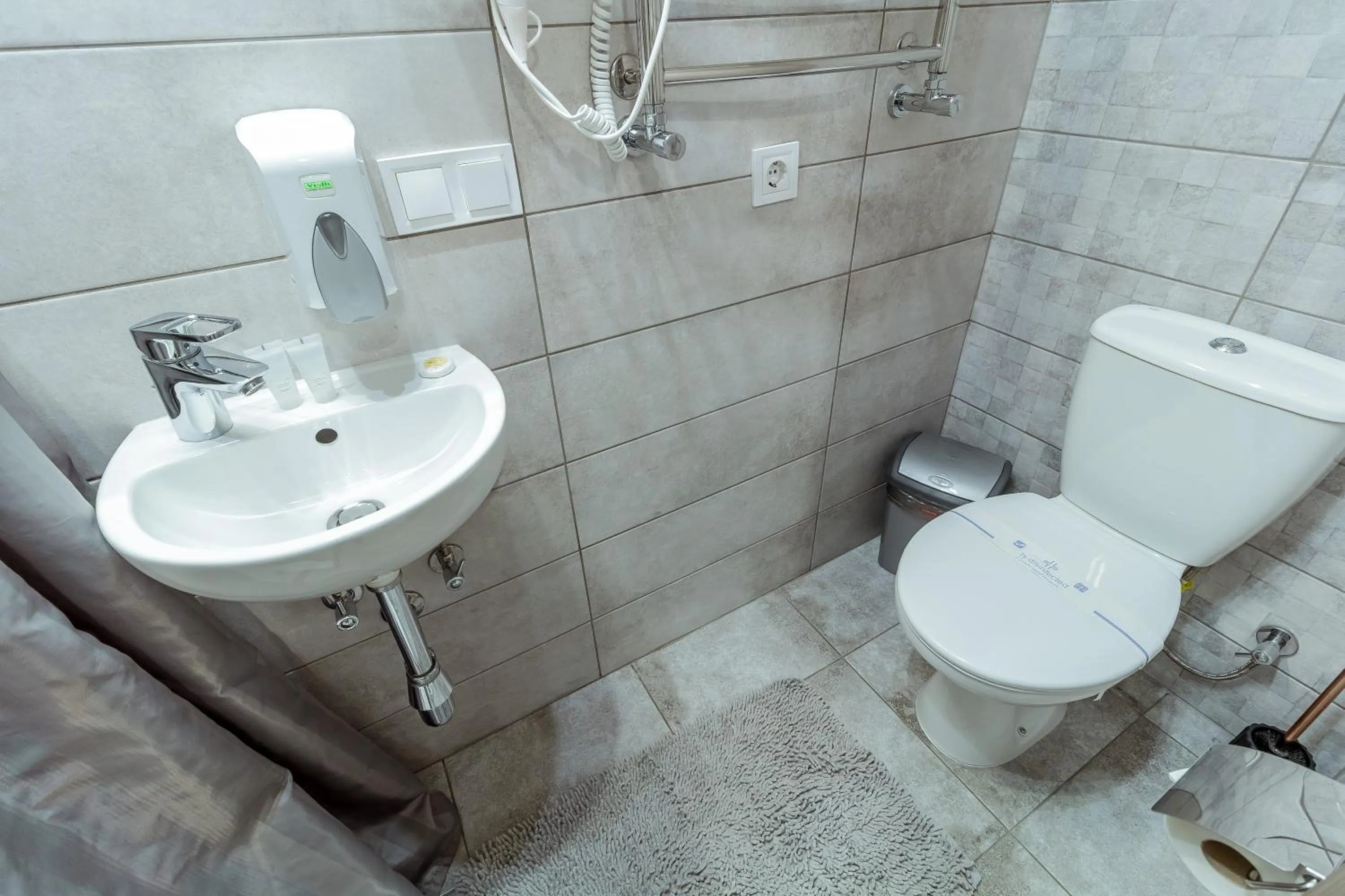 Shower in Opera Passage Hotel & Apartments