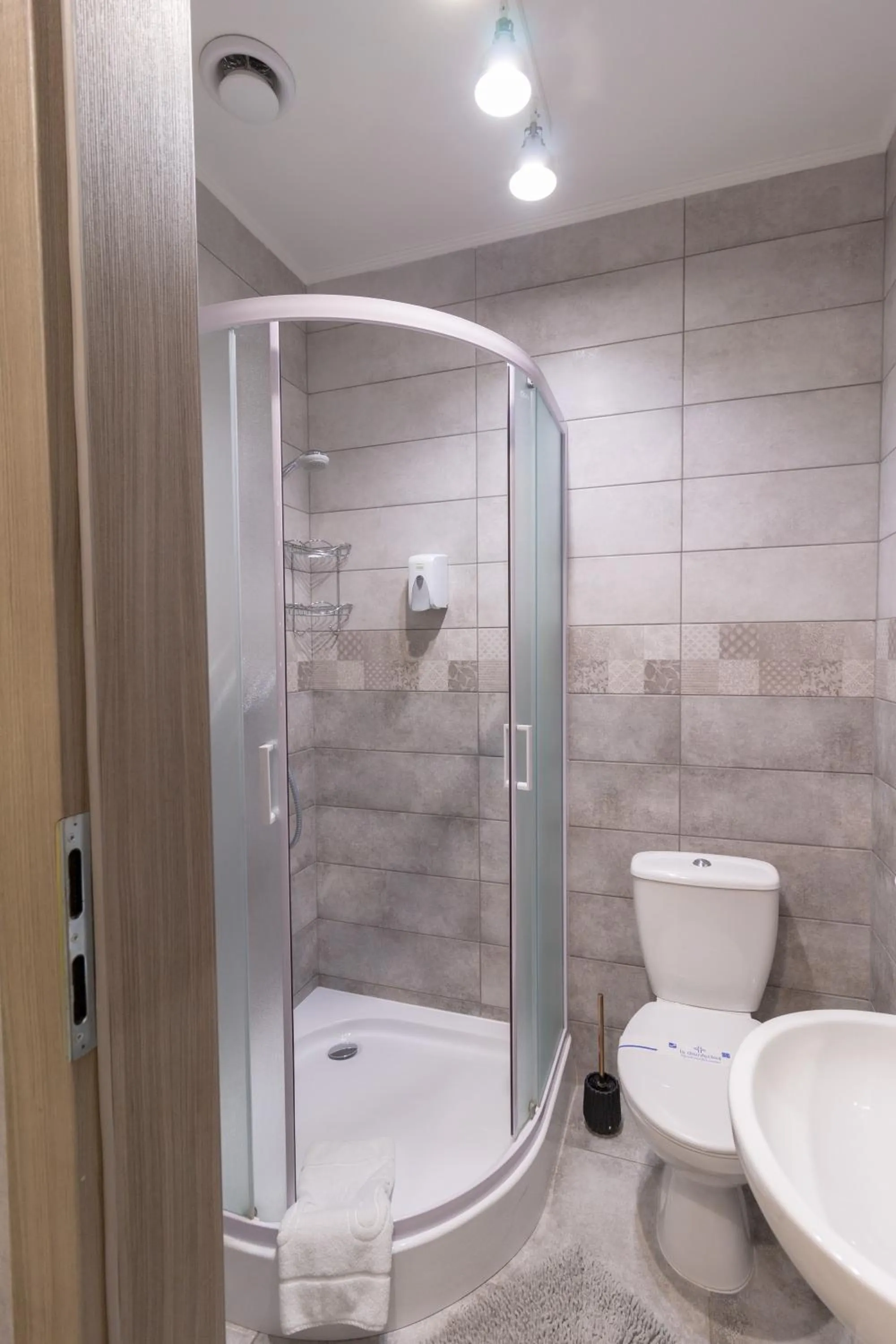 Shower in Opera Passage Hotel & Apartments