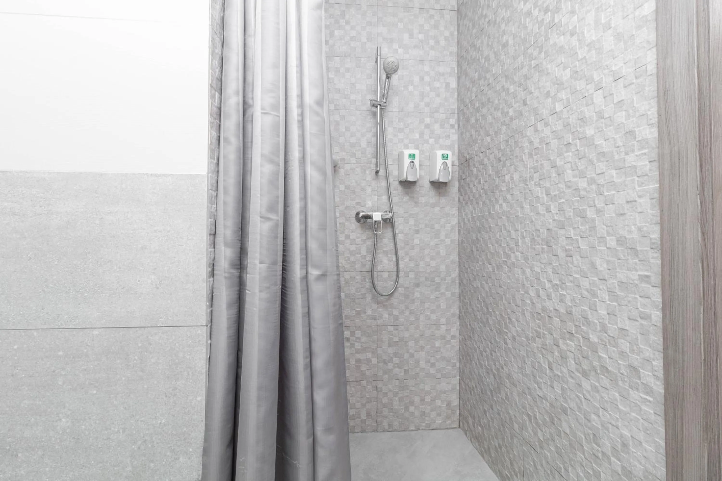 Shower in Opera Passage Hotel & Apartments