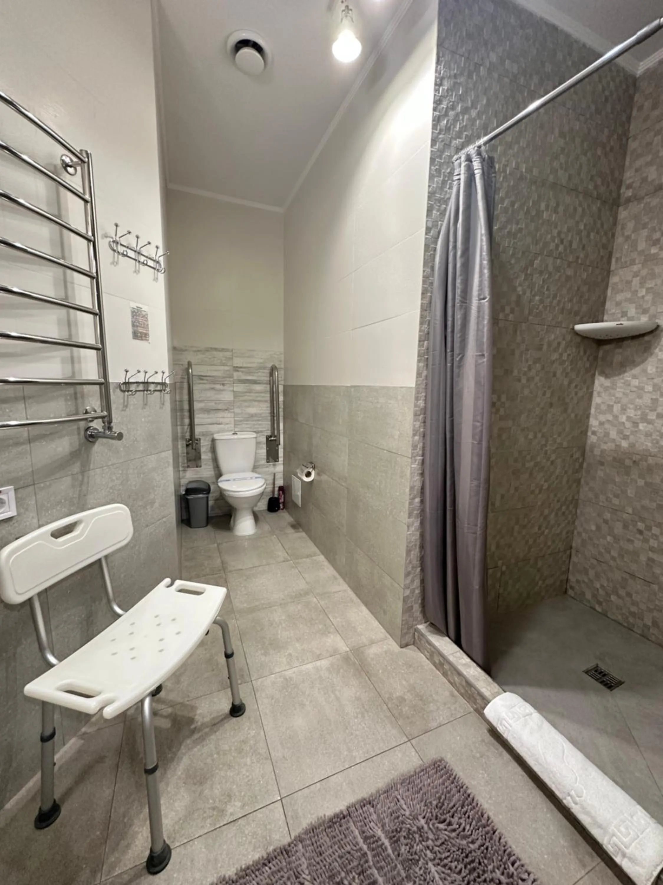 Shower in Opera Passage Hotel & Apartments