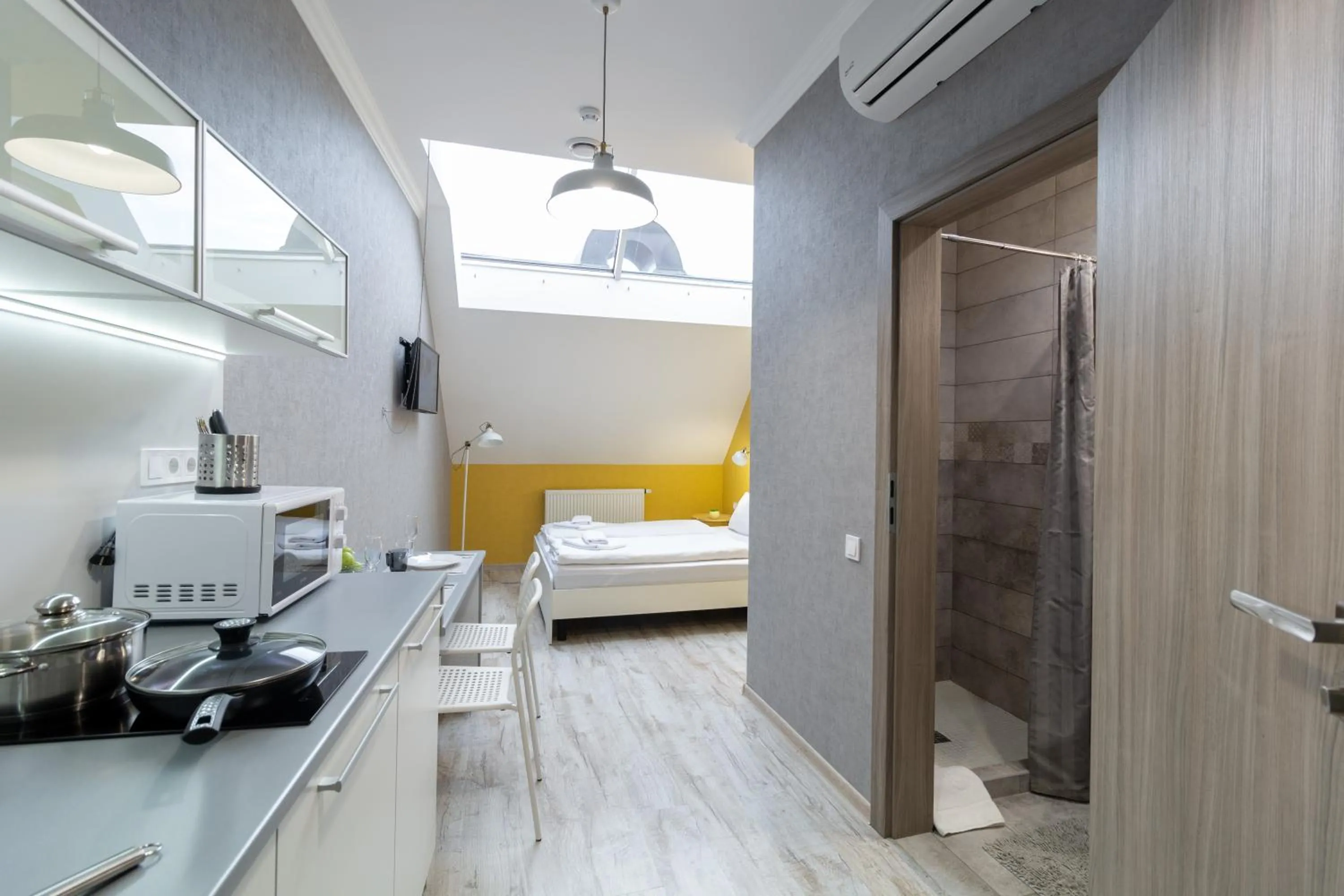 Shower, Bed in Opera Passage Hotel & Apartments