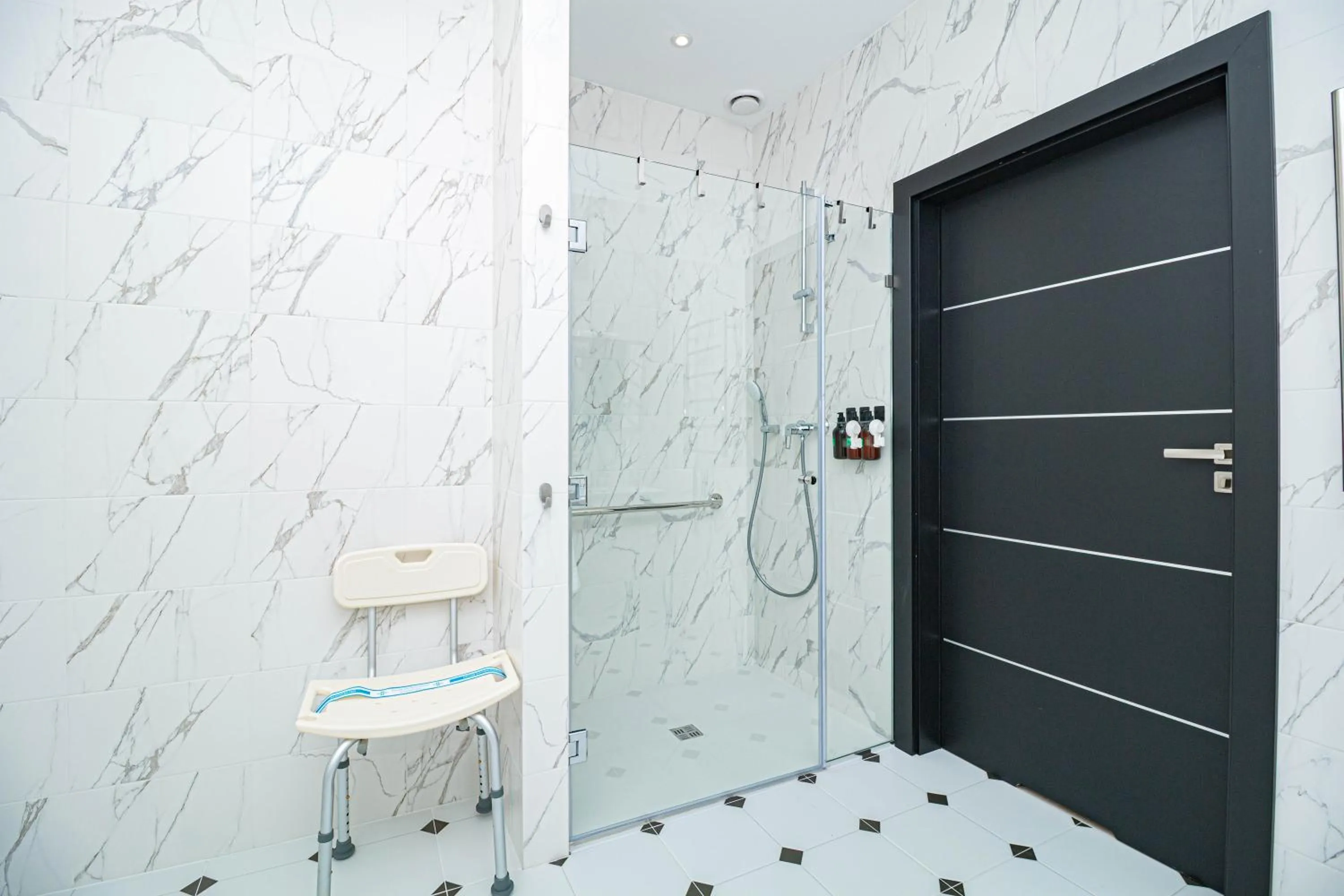 Shower in Opera Passage Hotel & Apartments