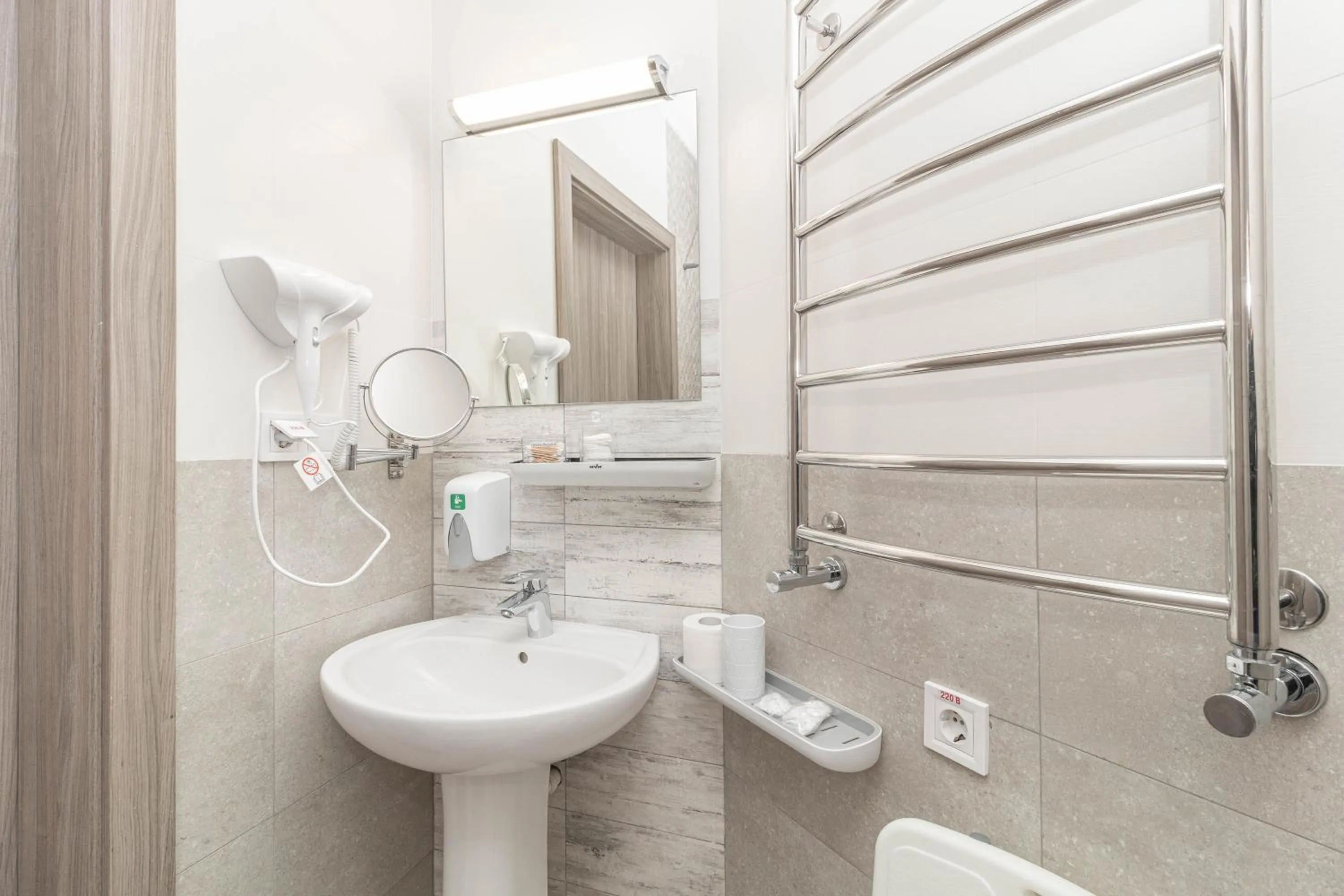 Shower in Opera Passage Hotel & Apartments
