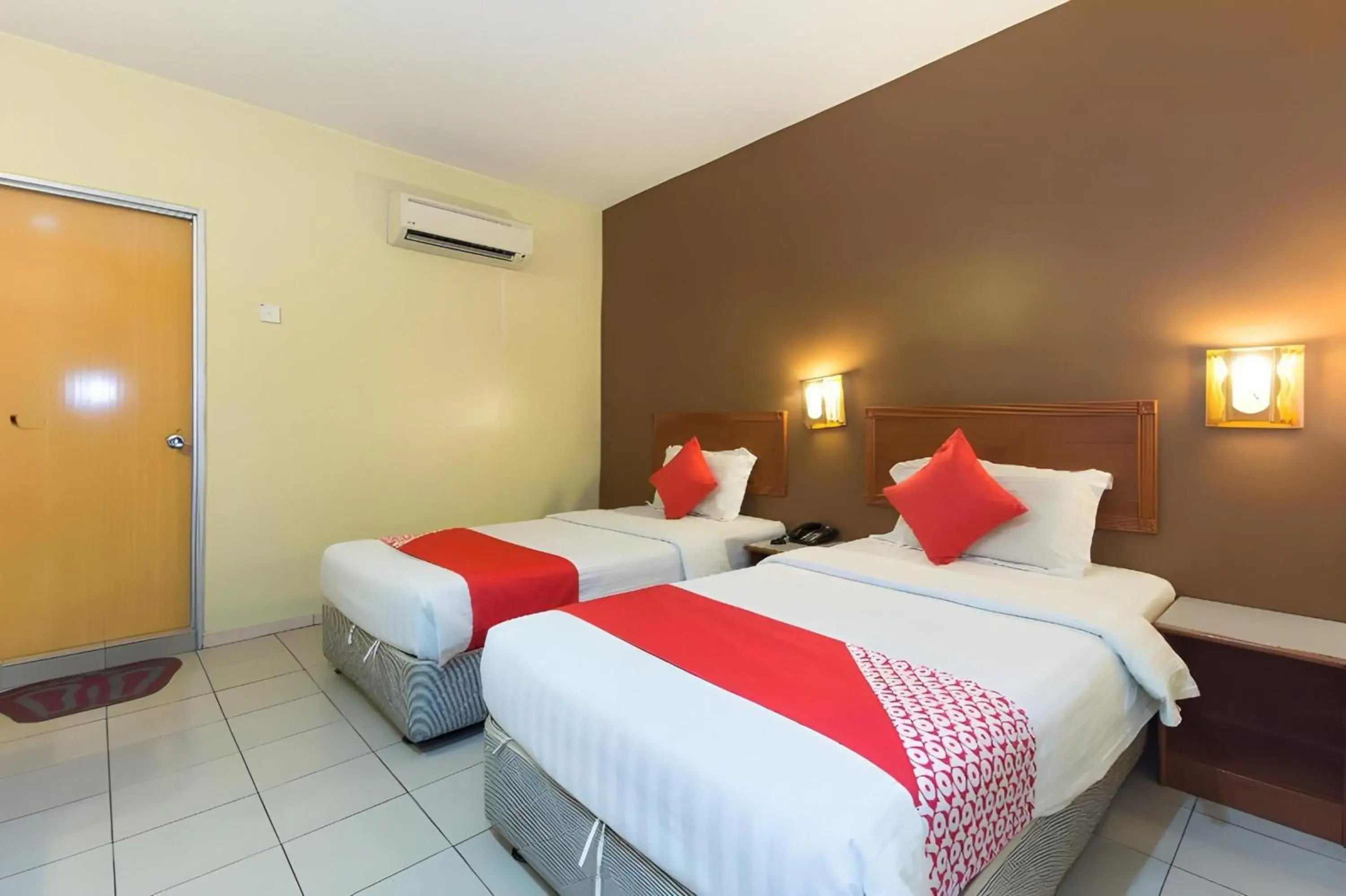 Standard Twin Room in Super OYO 447 Comfort Hotel Meru Standard Twin Room in Super OYO 447 Comfort Hotel Meru