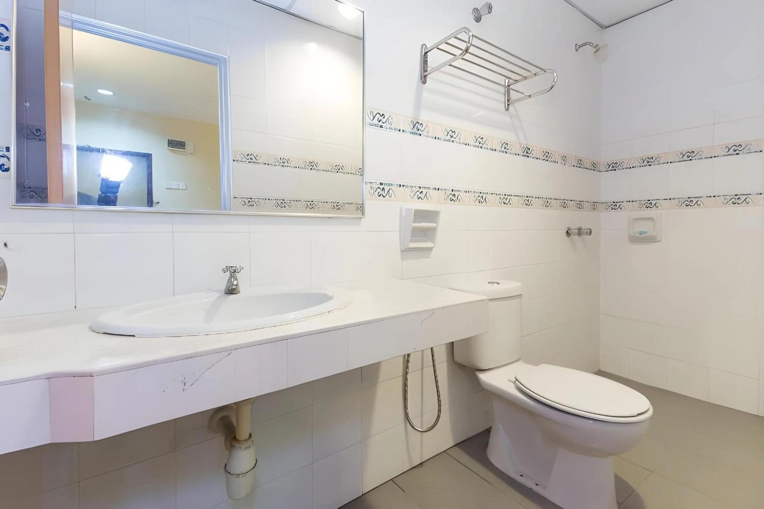 Bathroom in Super OYO 447 Comfort Hotel Meru