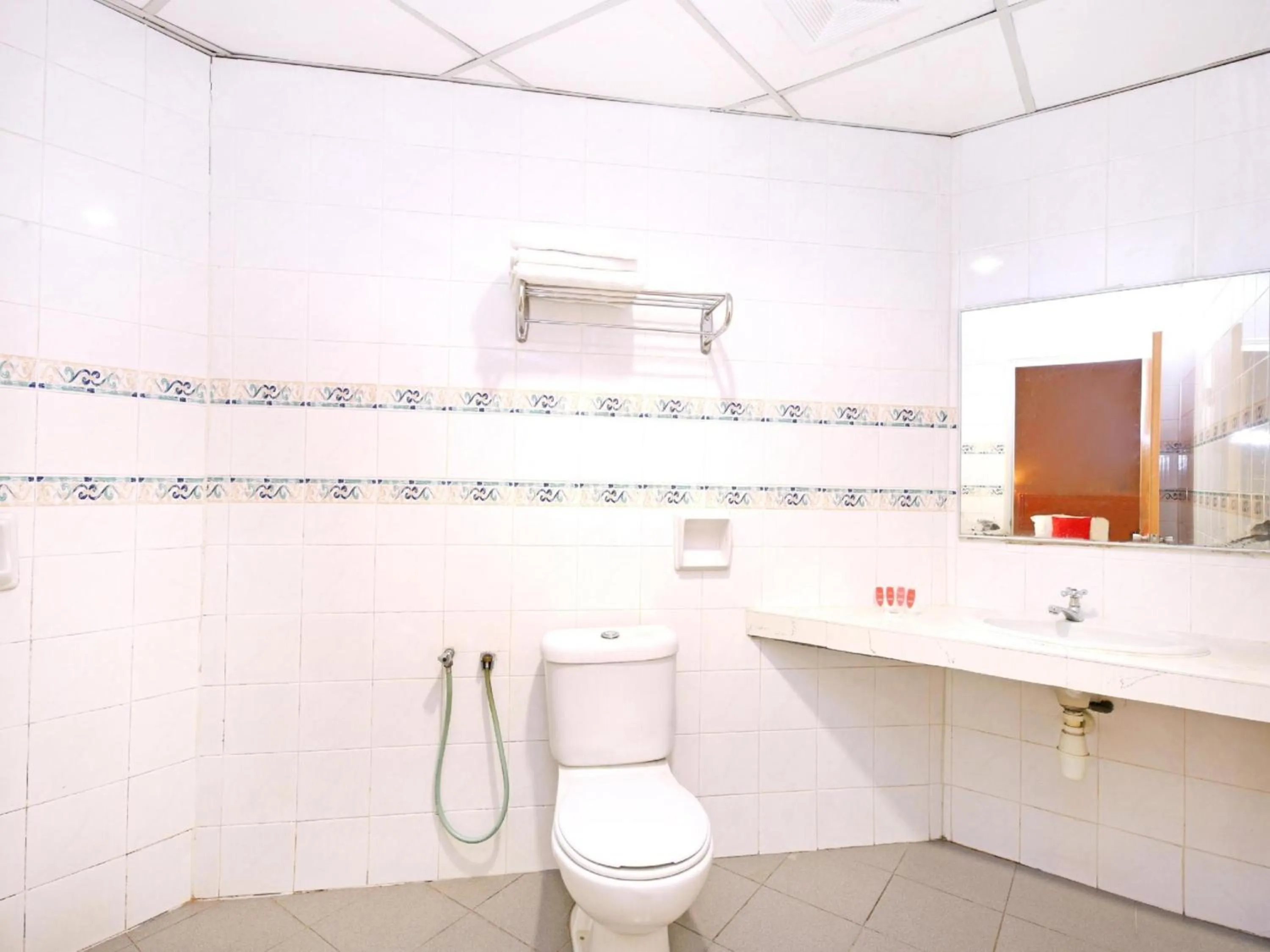 Toilet in Super OYO 447 Comfort Hotel Meru