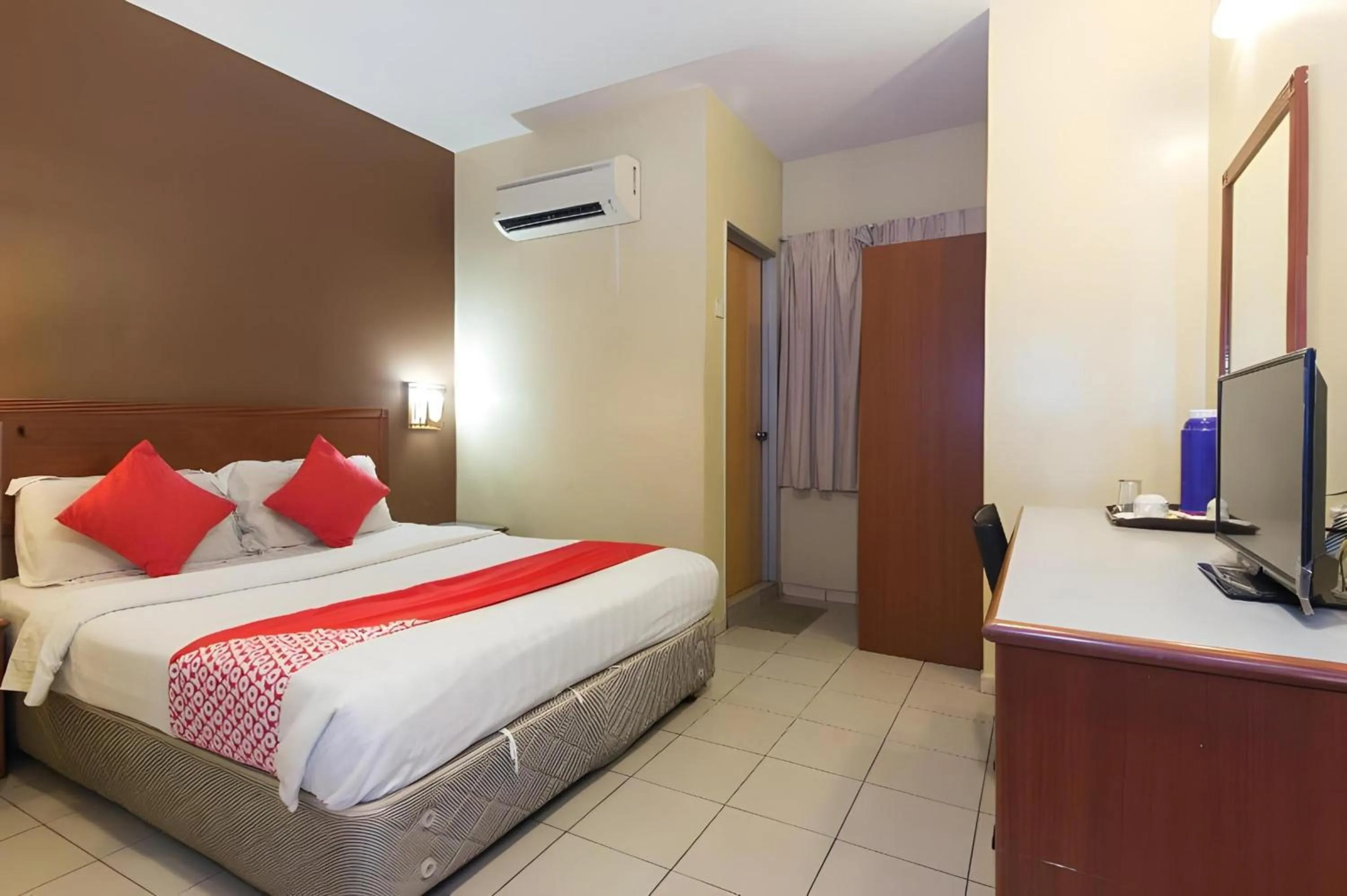 Photo of the whole room, Bed in Super OYO 447 Comfort Hotel Meru