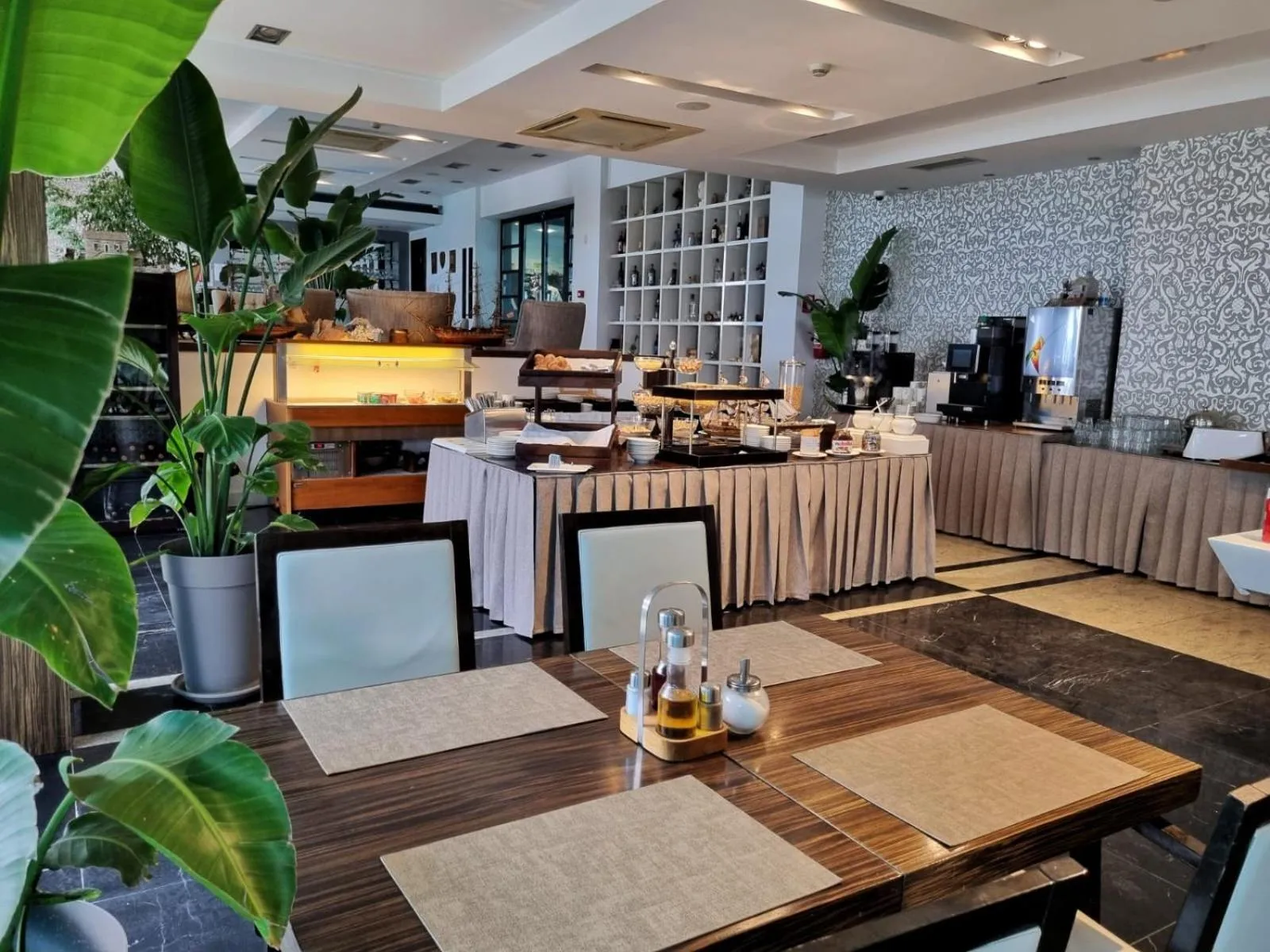 Restaurant/places to eat in Hotel Jona