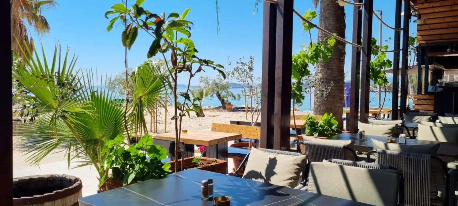 Restaurant/places to eat in Hotel Jona