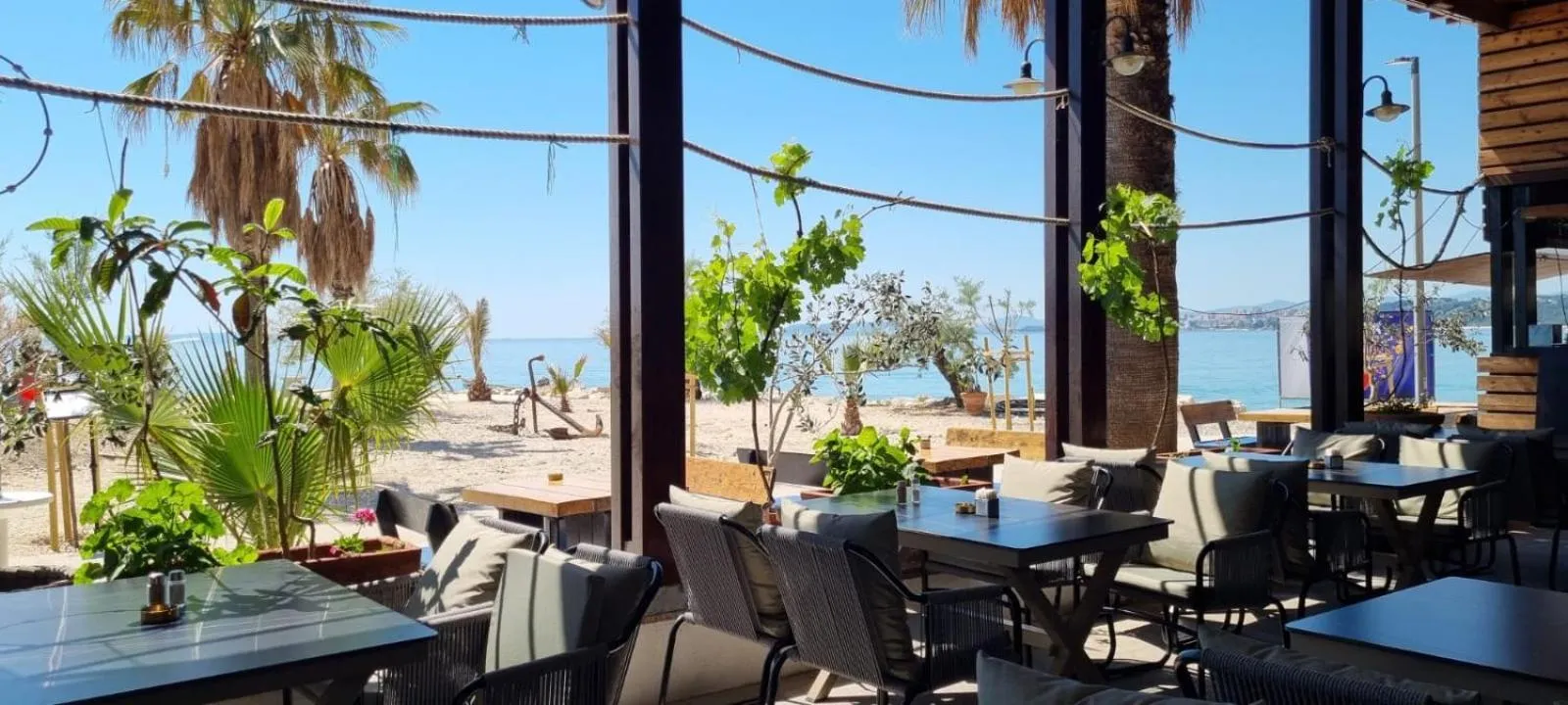 Restaurant/places to eat in Hotel Jona