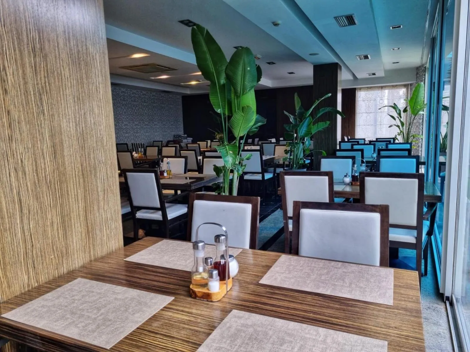 Restaurant/places to eat in Hotel Jona