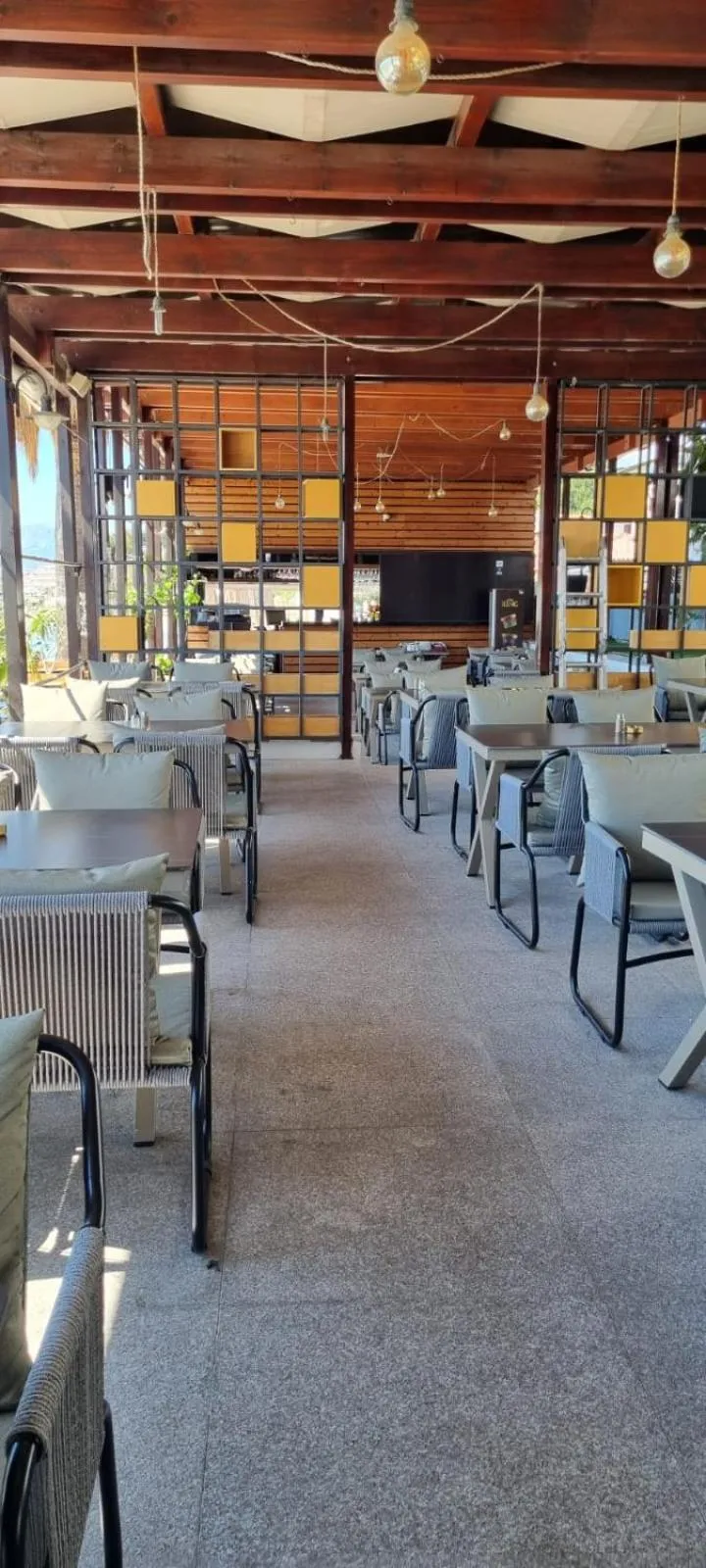 Restaurant/places to eat in Hotel Jona