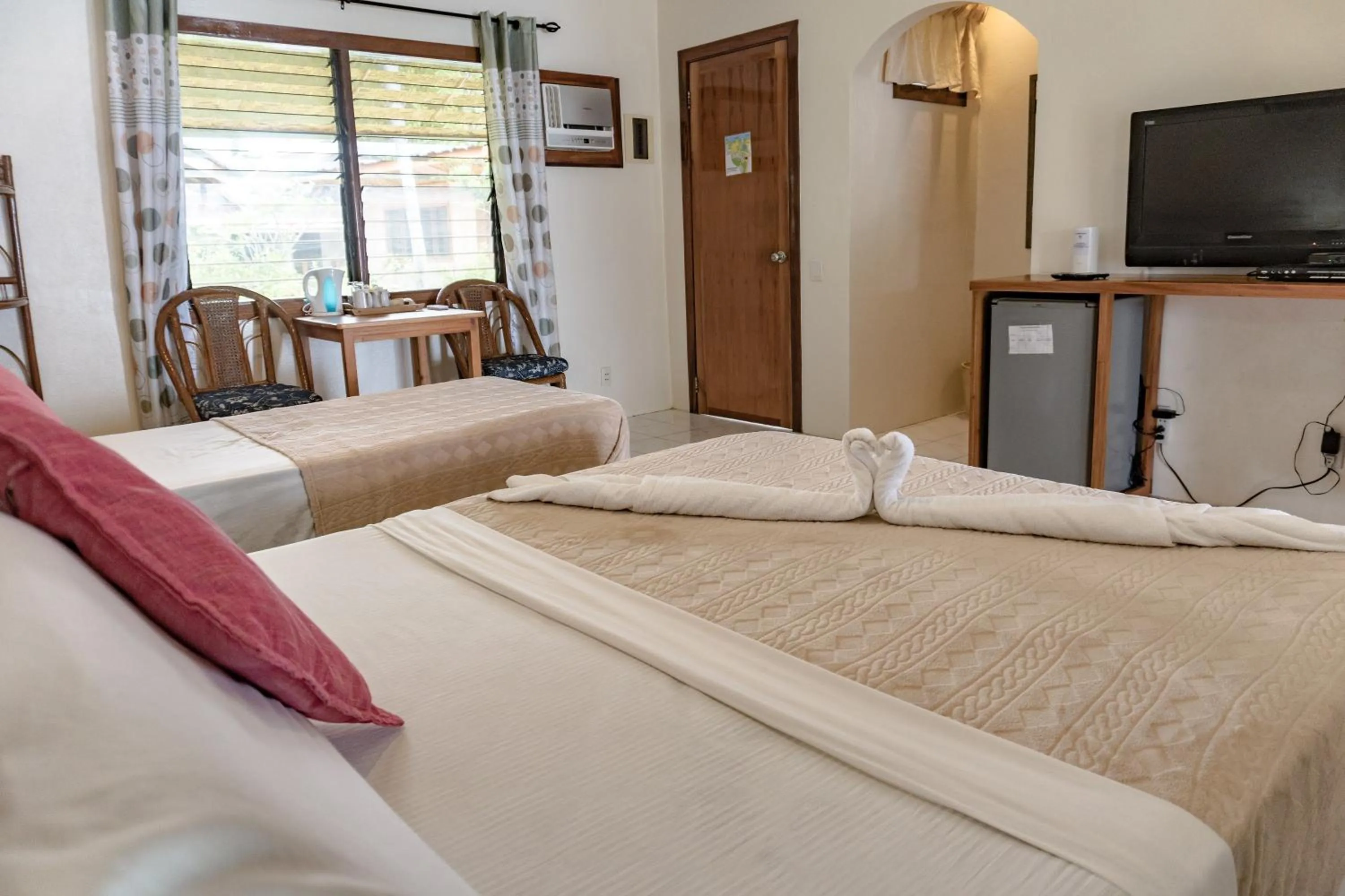 Bedroom, Bed in Quo Vadis Dive Resort