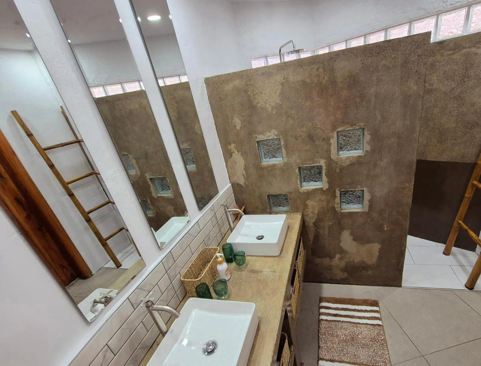 Bathroom in Quo Vadis Dive Resort