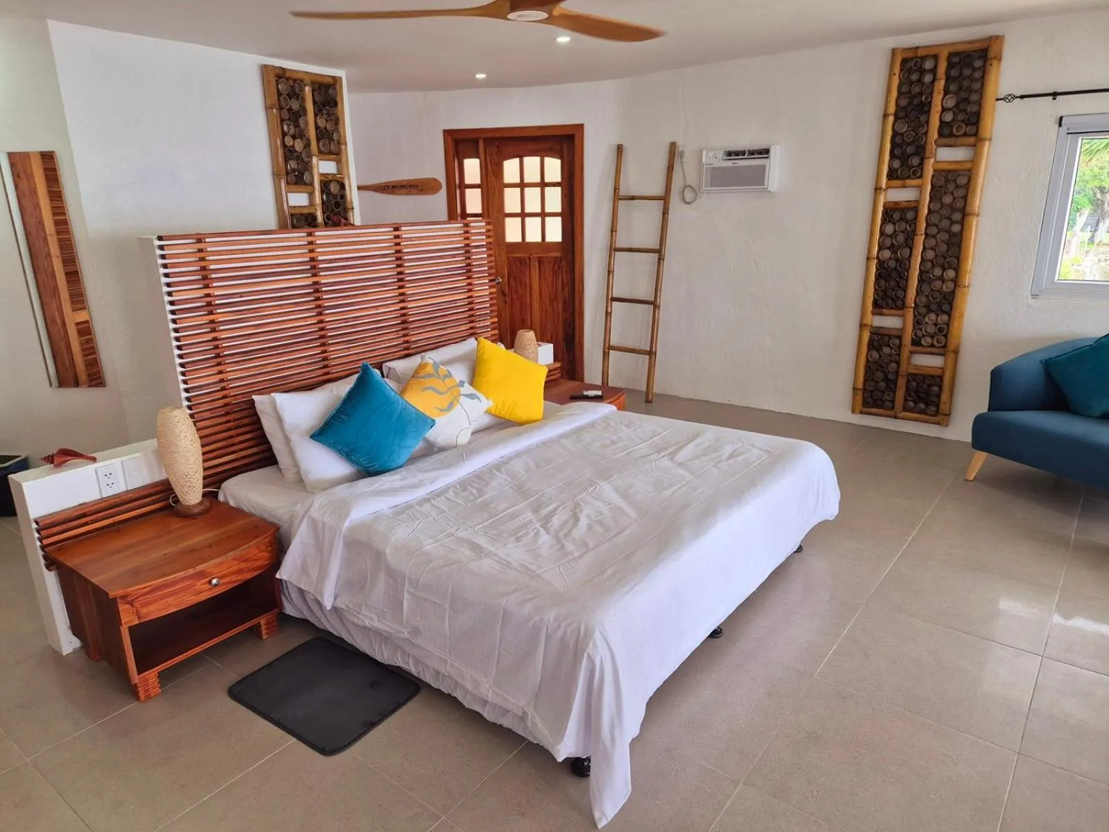 Bedroom, Bed in Quo Vadis Dive Resort