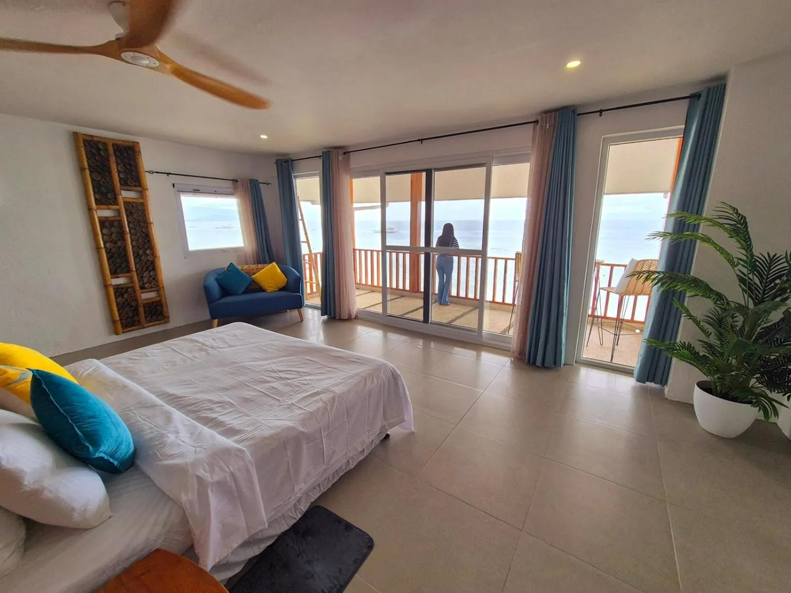 Bedroom, Bed in Quo Vadis Dive Resort