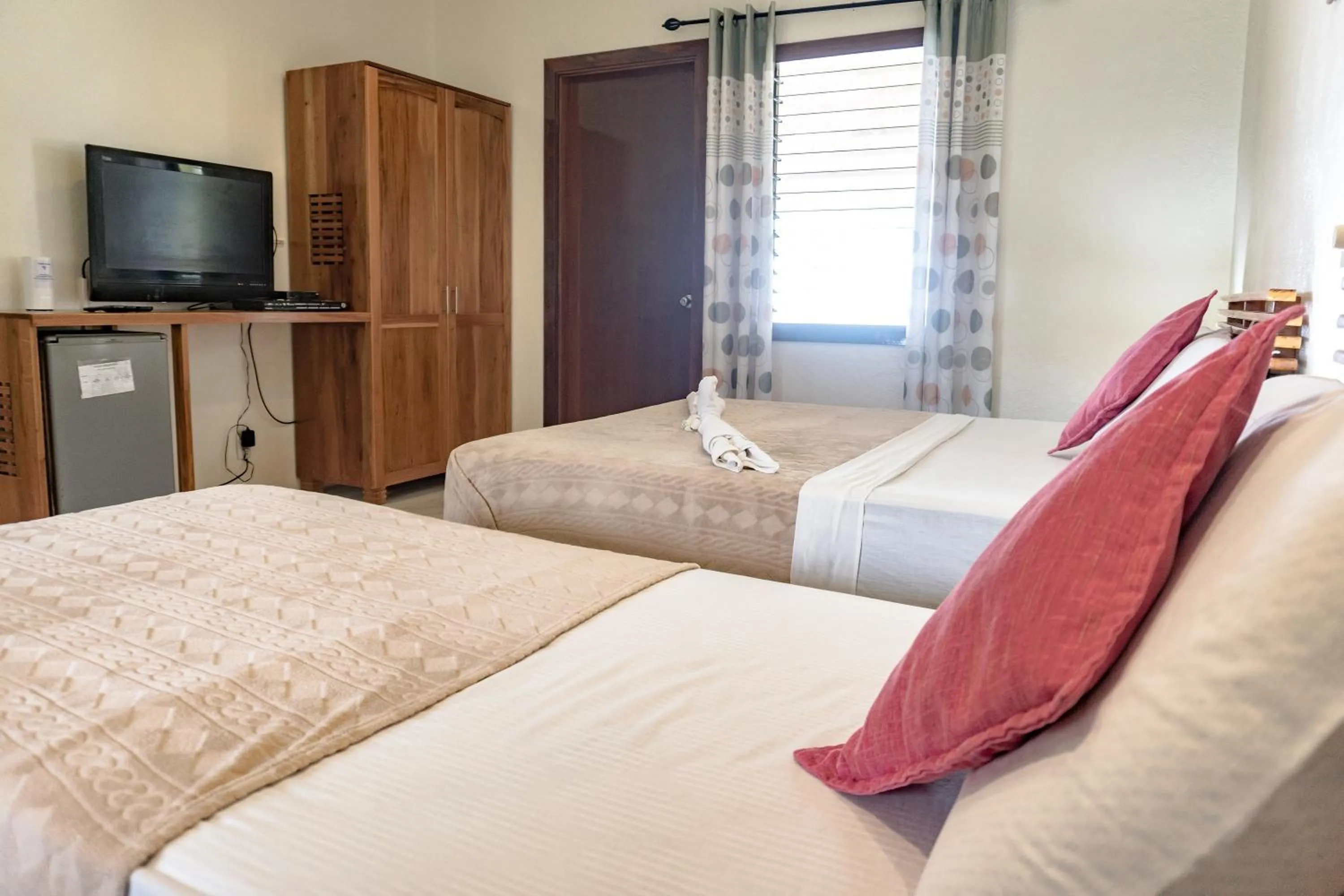 Bedroom, Bed in Quo Vadis Dive Resort