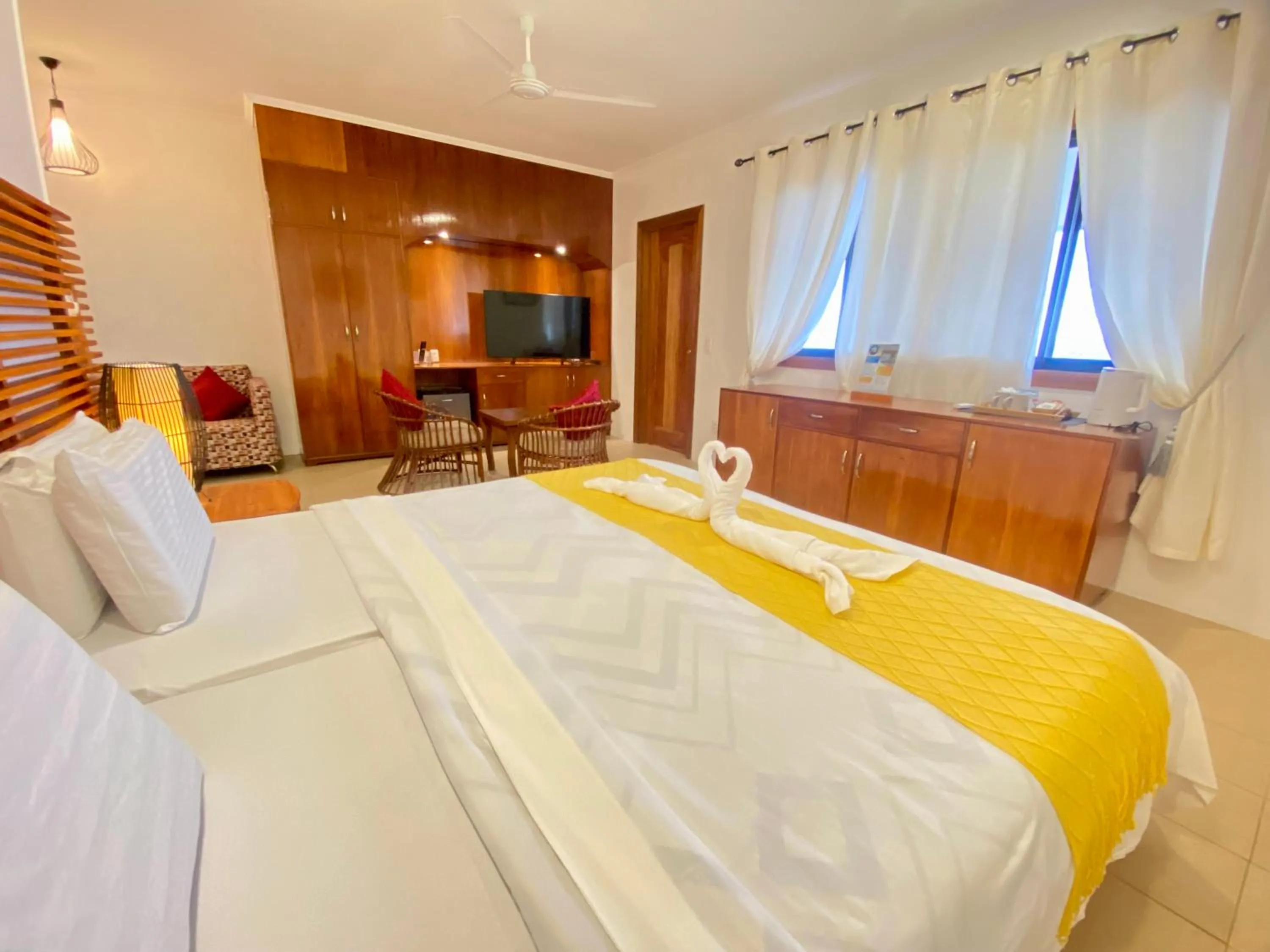 Bedroom, Bed in Quo Vadis Dive Resort