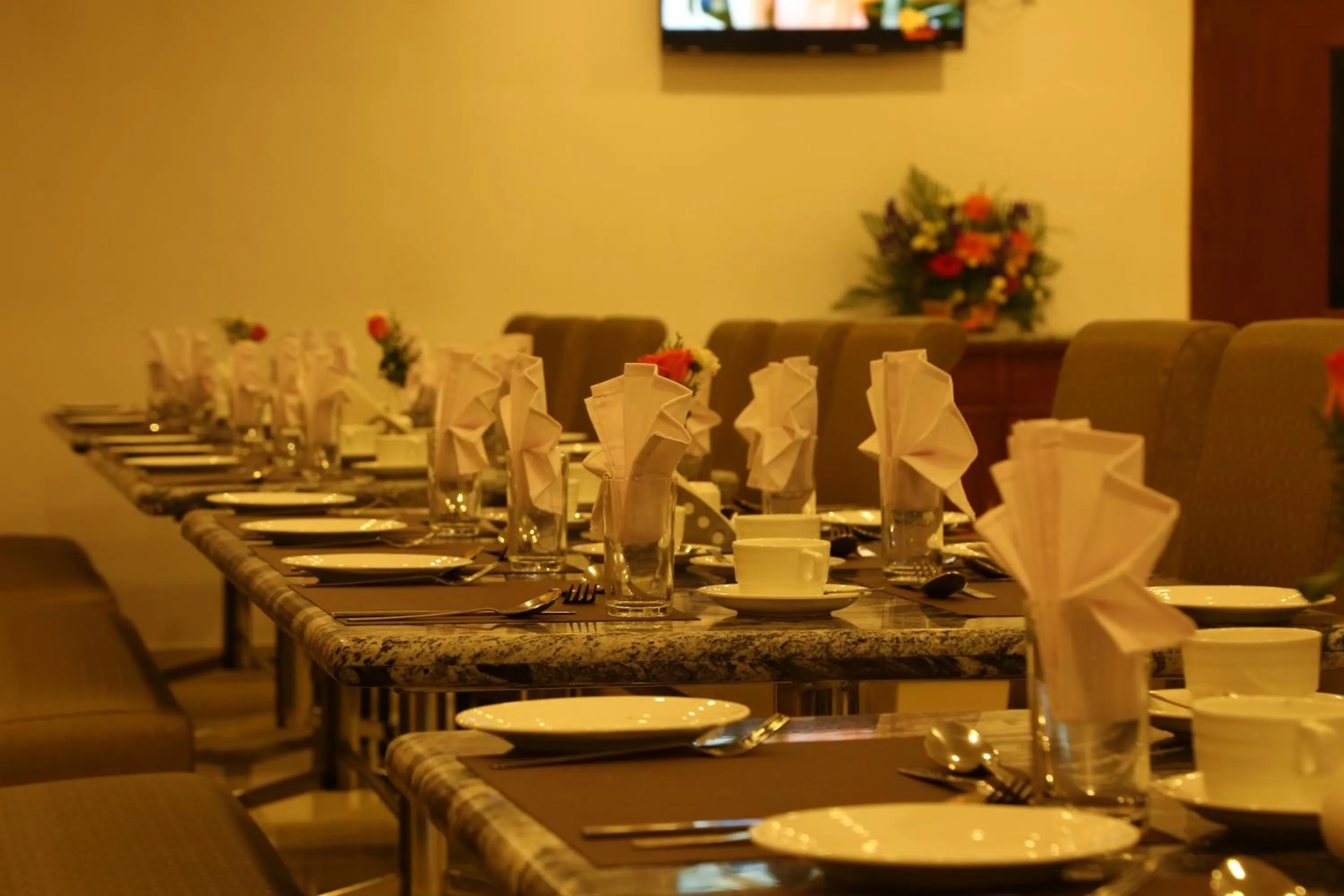 Restaurant/places to eat in Sbk Park Inn