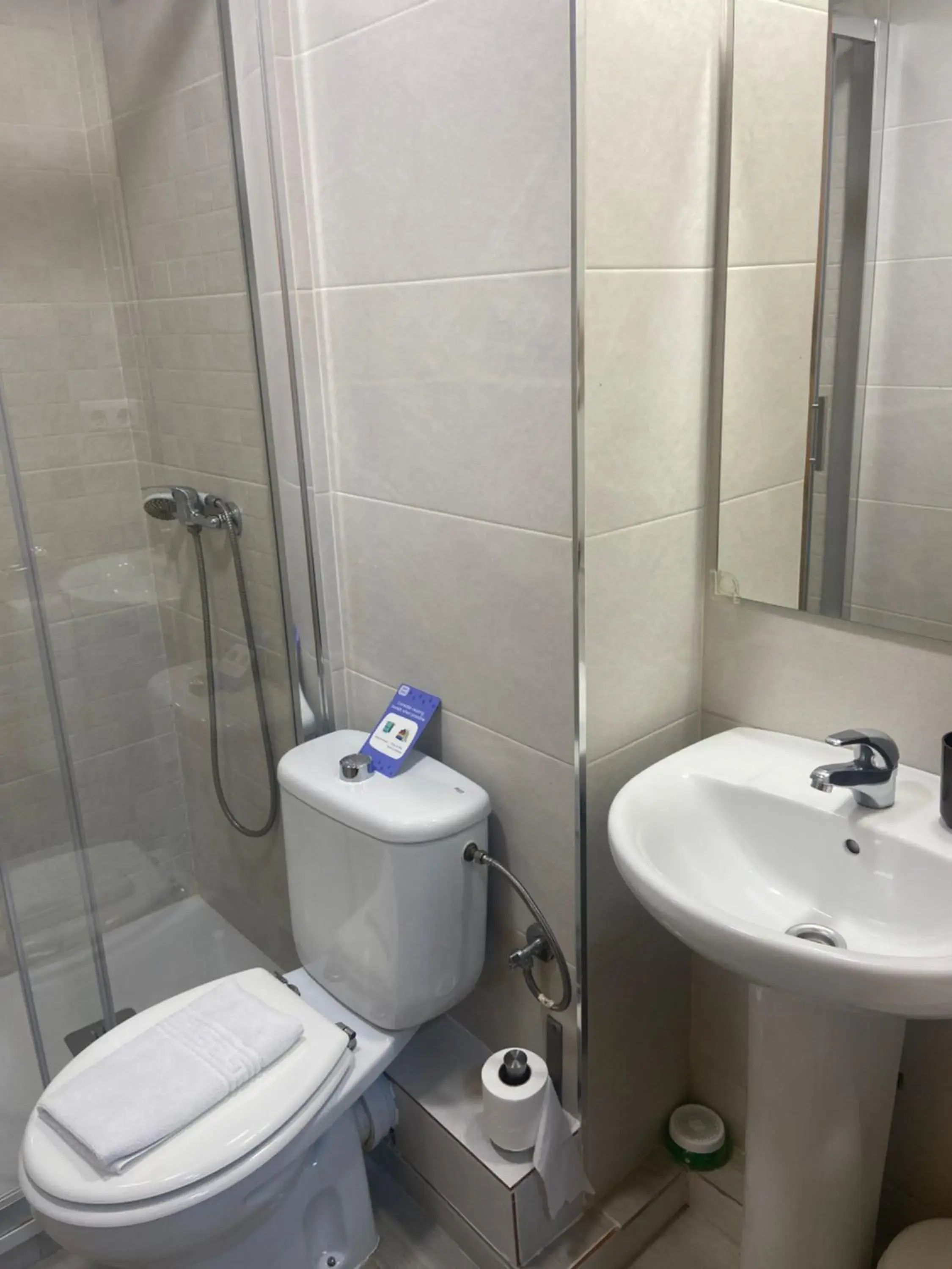 Double Room in Hostal Elkano Double Room in Hostal Elkano