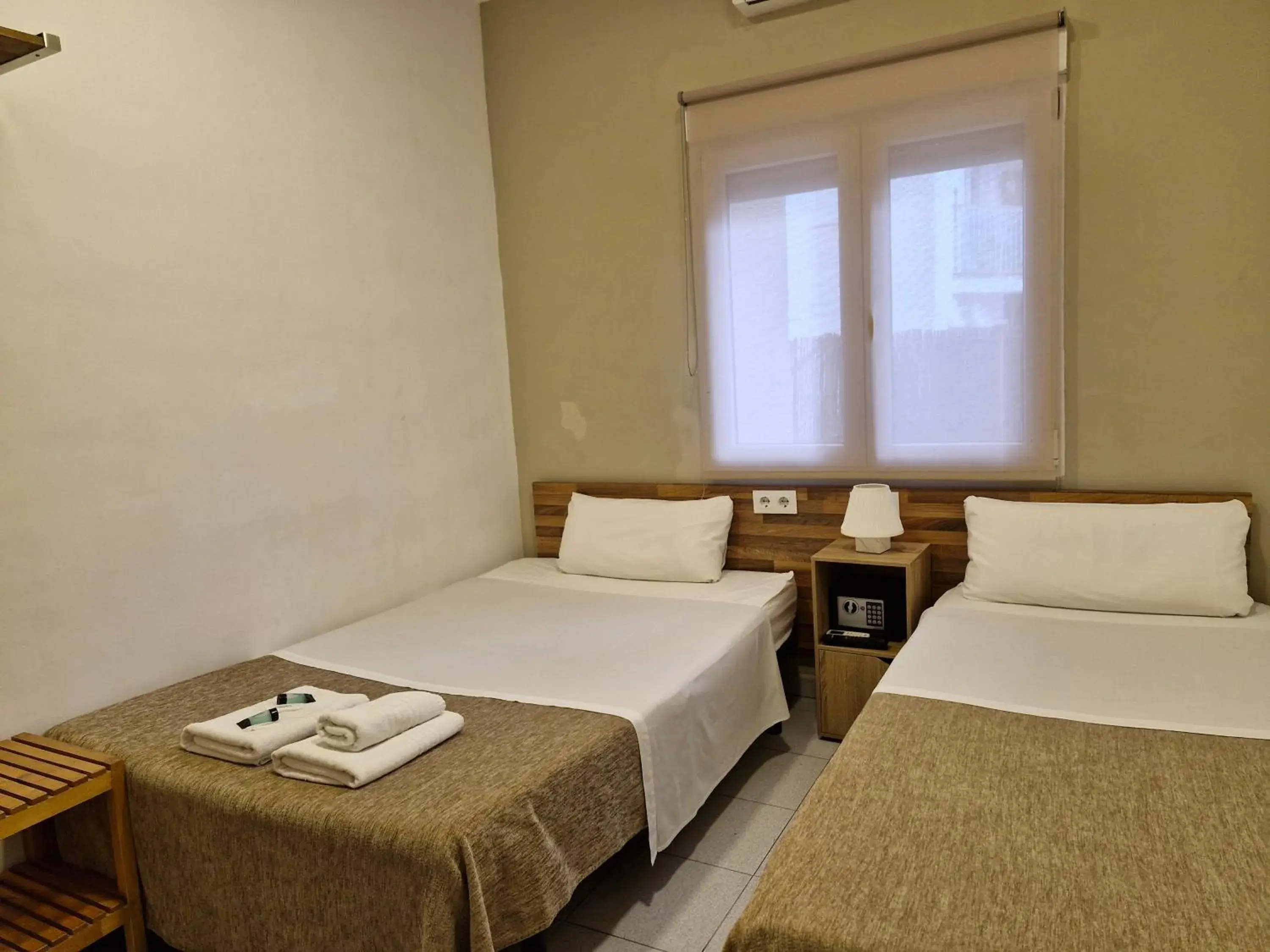 Twin Room with Shared Bathroom in Hostal Elkano Twin Room with Shared Bathroom in Hostal Elkano