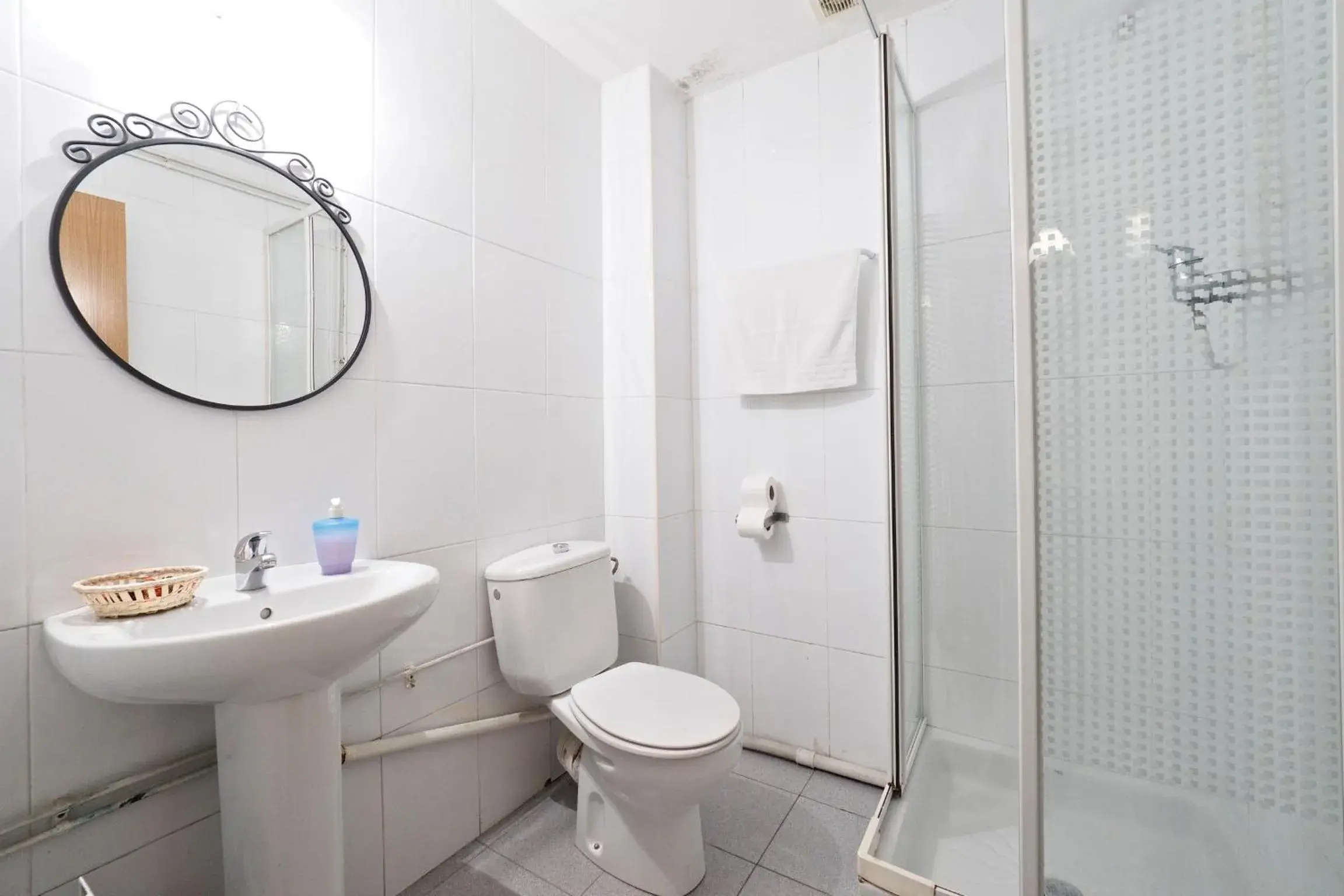 Triple Room with Private Bathroom in Hostal Elkano Triple Room with Private Bathroom in Hostal Elkano