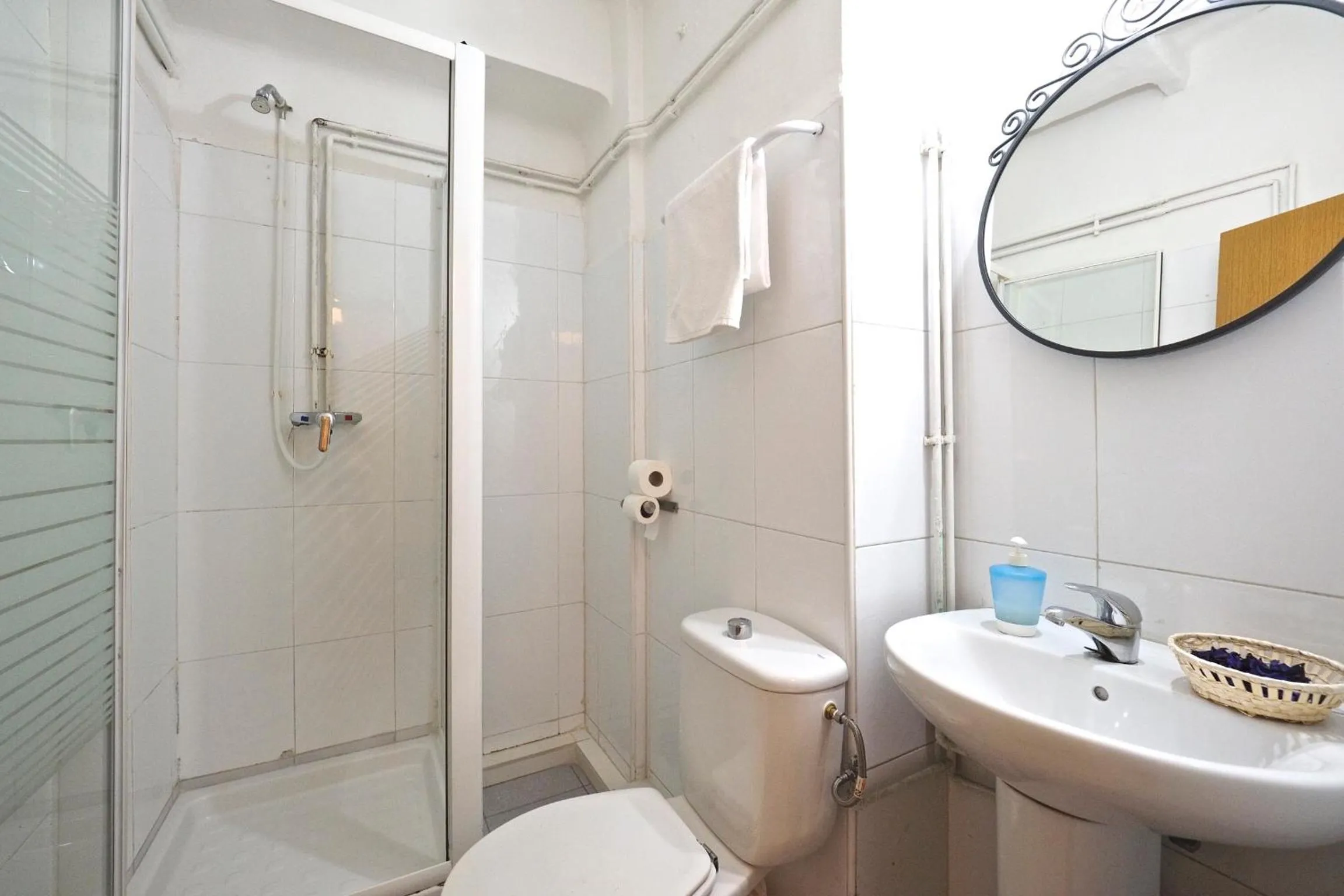 Shower in Hostal Elkano