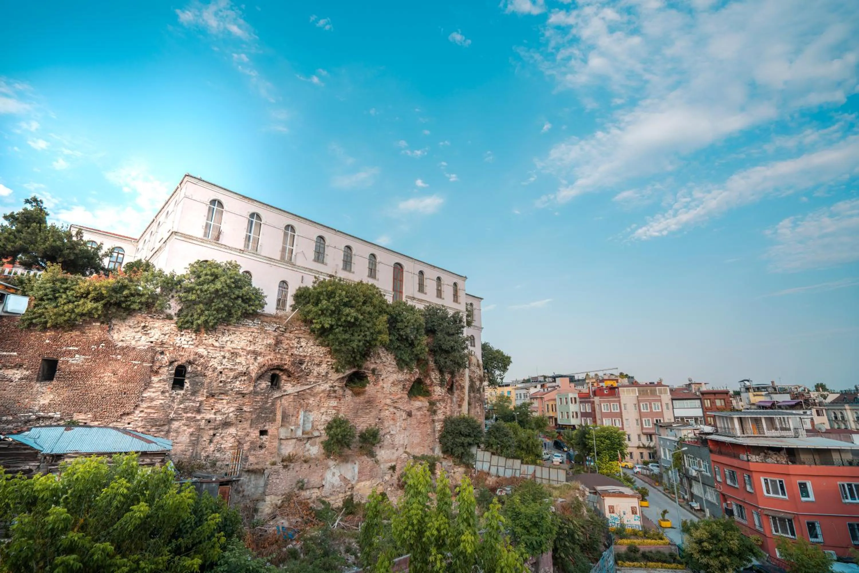 Quiet street view in Gulliver Mansion Hotel