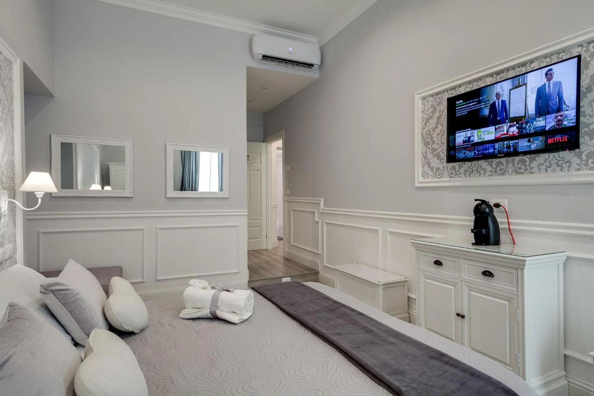 Photo of the whole room, Bed in Charme & Chic Luxury