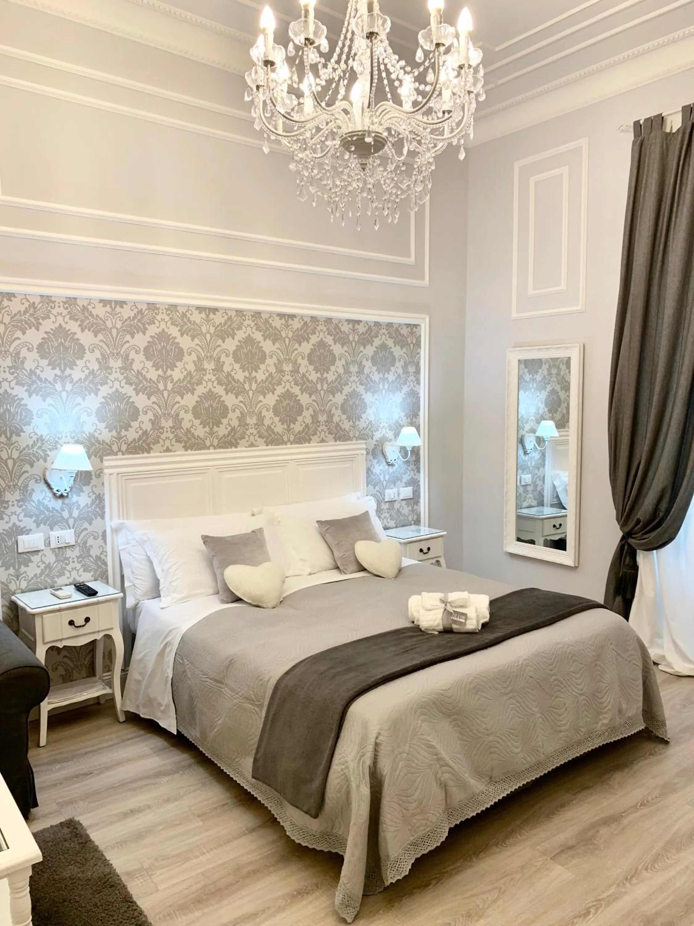 Photo of the whole room, Bed in Charme & Chic Luxury