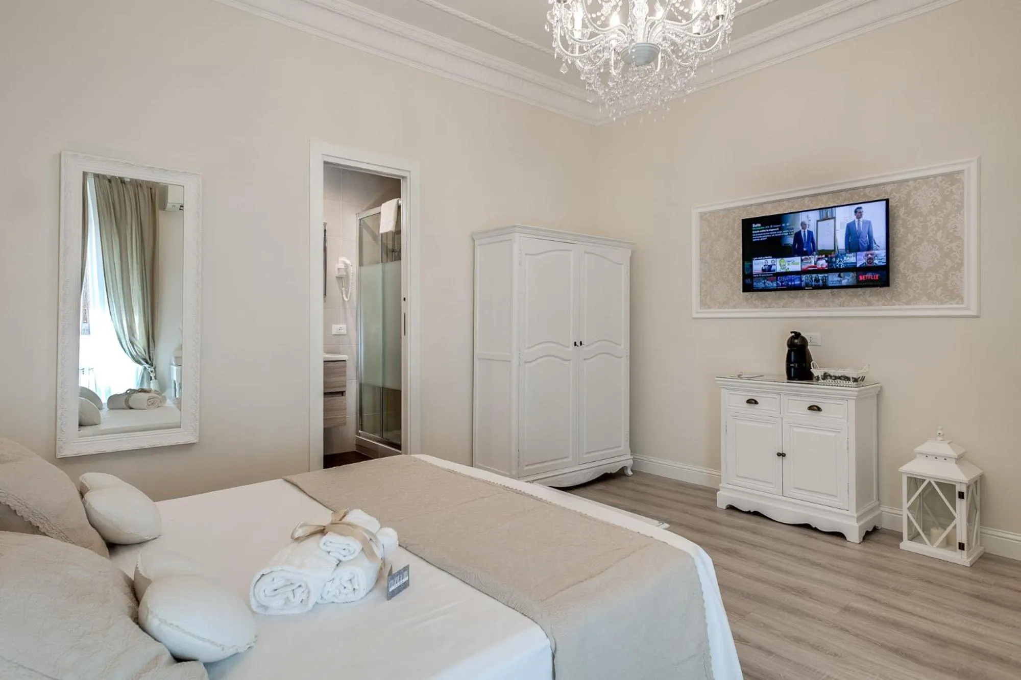 Photo of the whole room in Charme & Chic Luxury